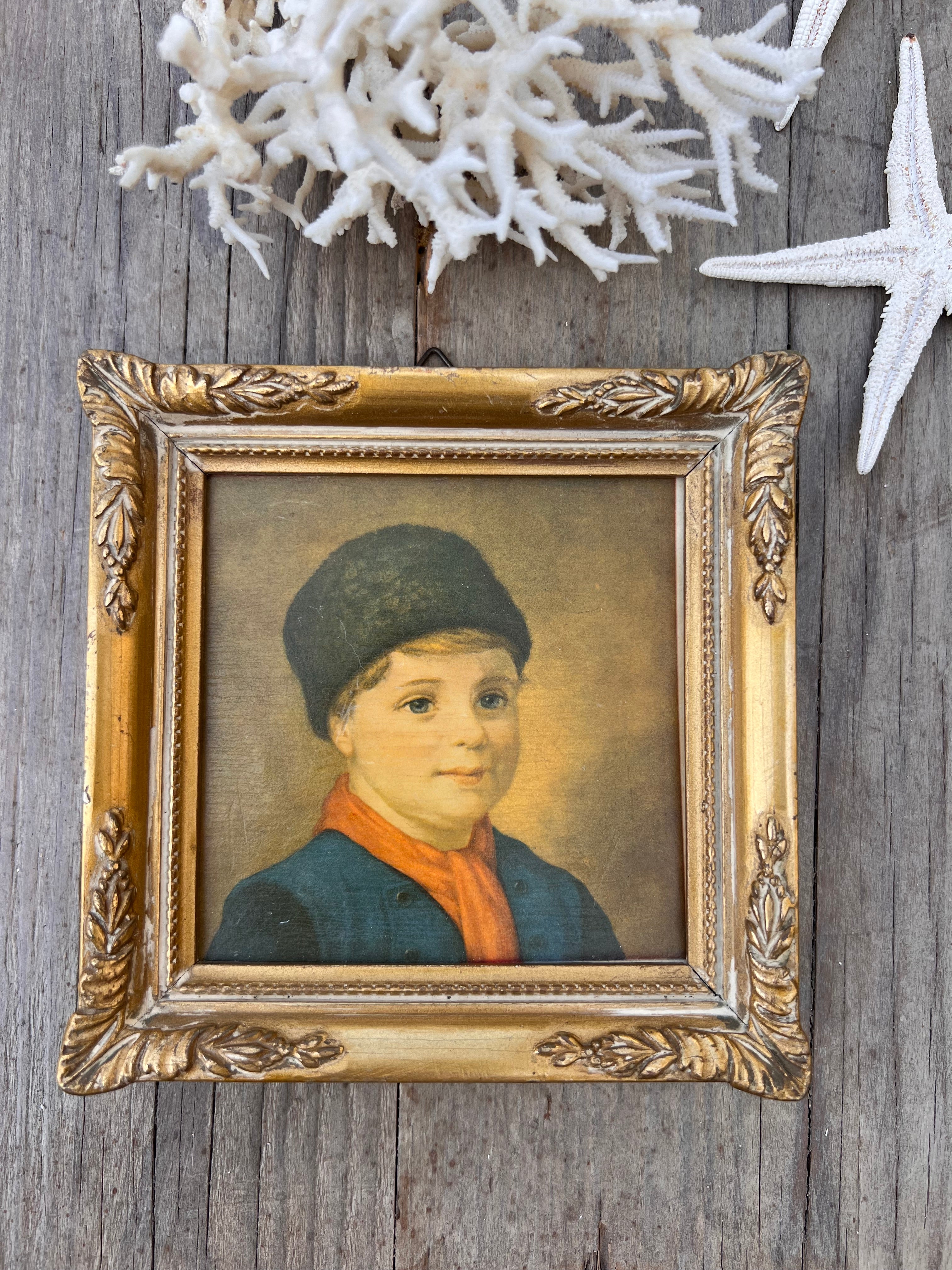 - prent Hollandse jongen Volendamse klederdracht  
- Volendam schilderij replica  
- Jacobus van Looy prent  
- Nederlandse klederdracht decoratie  
- prent met goudkleurige houten lijst  
- Hollandse kunst aan de muur  
- Volendamse kunst poster  
- klassieke Nederlandse prent