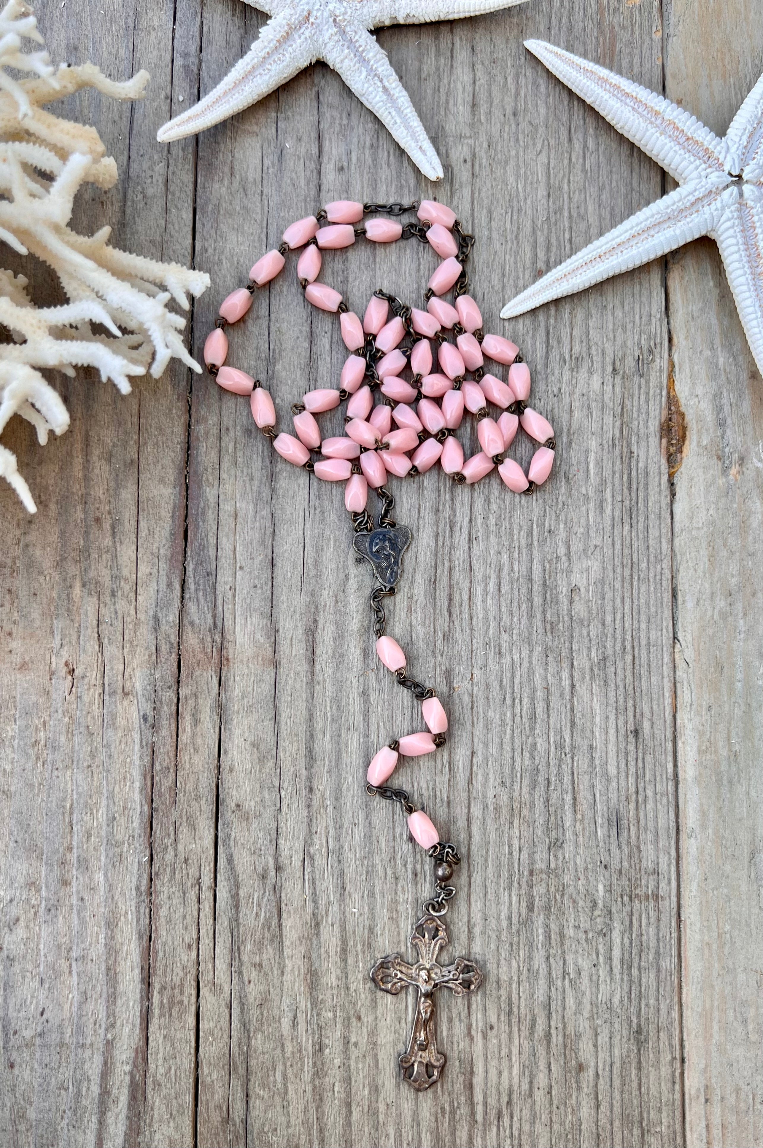 - vintage rozenkrans roze glaskralen  
- rozenkrans van glaskralen  
- roze rozenkrans vintage  
- religieuze sieraden rozenkrans  
- vintage gebedsketting  
- decoratieve rozenkrans glaskralen  
- klassieke rozenkrans roze  