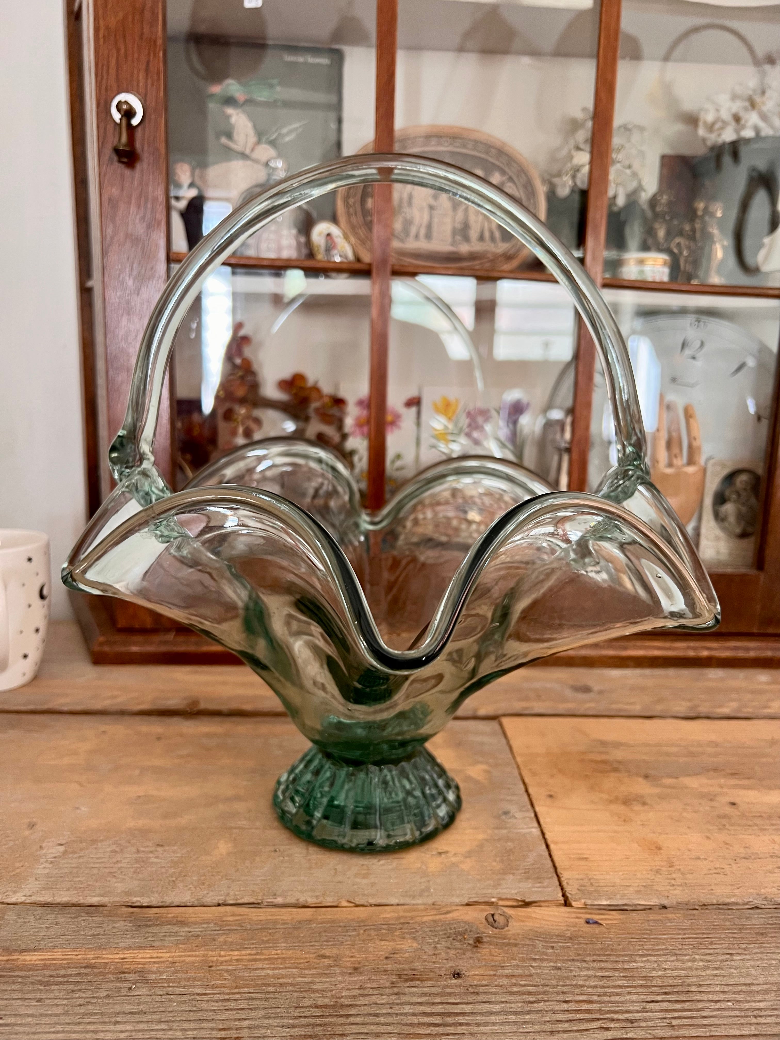 Antieke mondgeblazen mand van glas