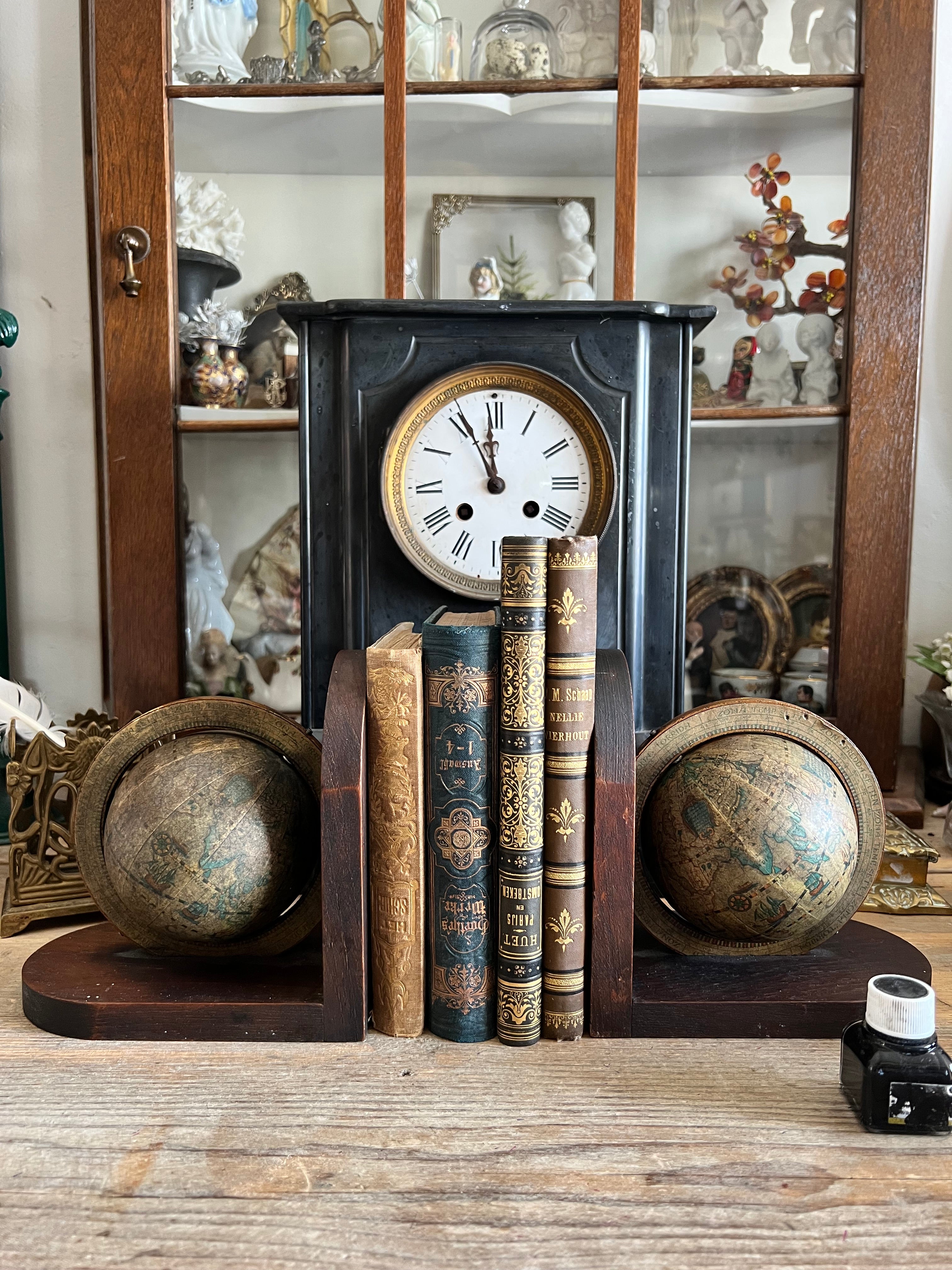 Boekensteunen wereldbol