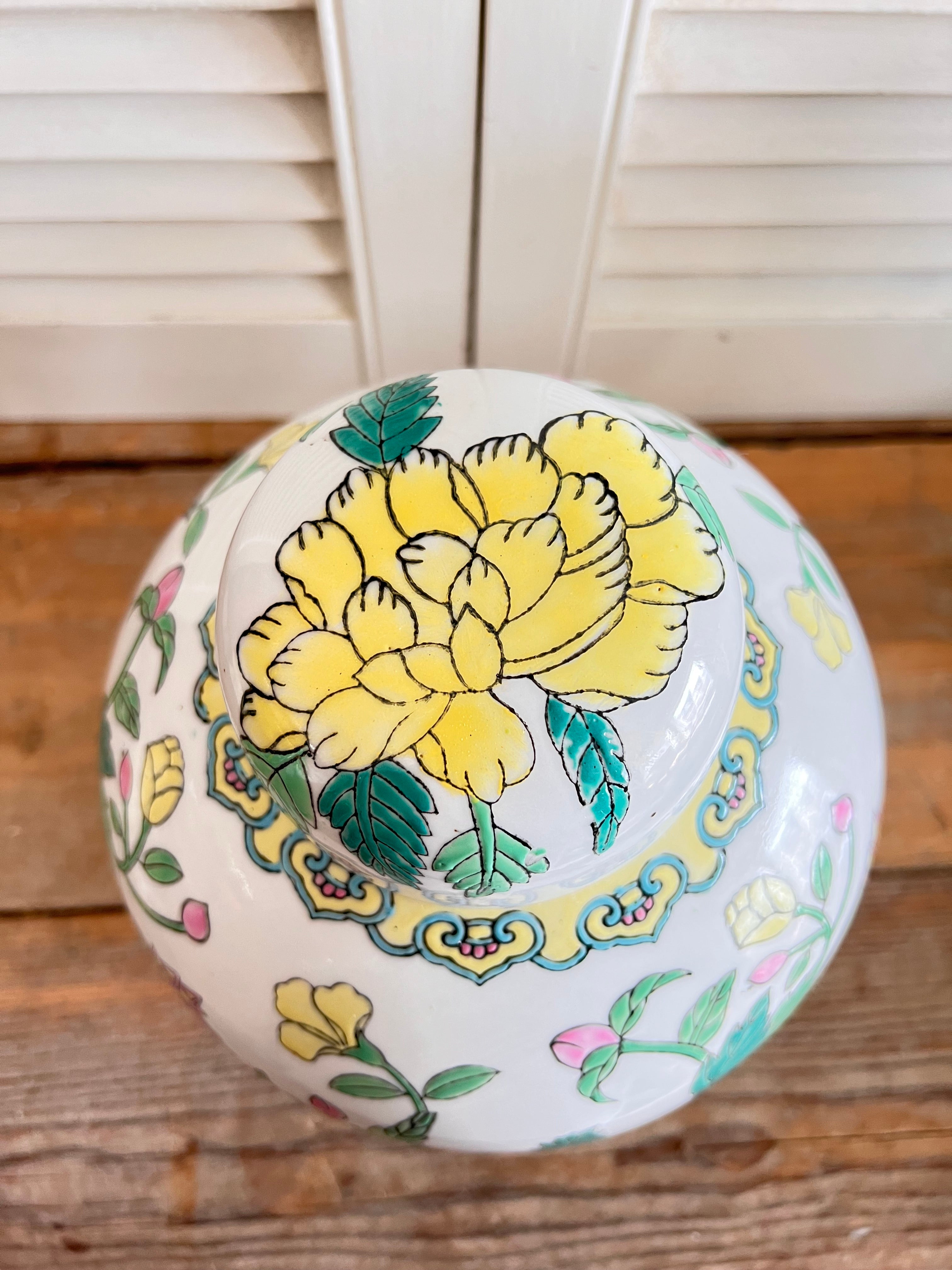 Chinese Family Rose gemberpot, Family Rose porselein, gemberpot met bloemendesign, gele bloemen gemberpot, Chinees porselein decoratie, handgeschilderde gemberpot, zomers bloemmotief keramiek, vintage Chinese vaas.