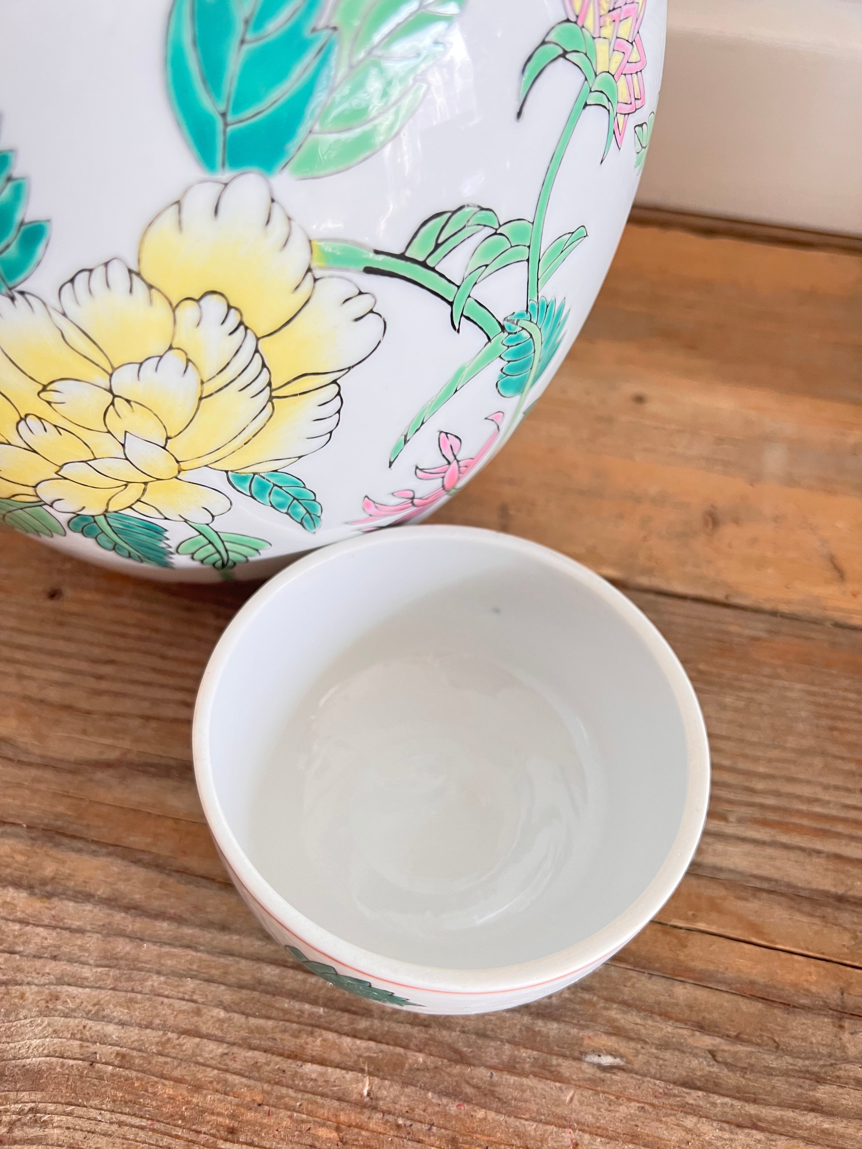 Chinese Family Rose gemberpot, Family Rose porselein, gemberpot met bloemendesign, gele bloemen gemberpot, Chinees porselein decoratie, handgeschilderde gemberpot, zomers bloemmotief keramiek, vintage Chinese vaas.