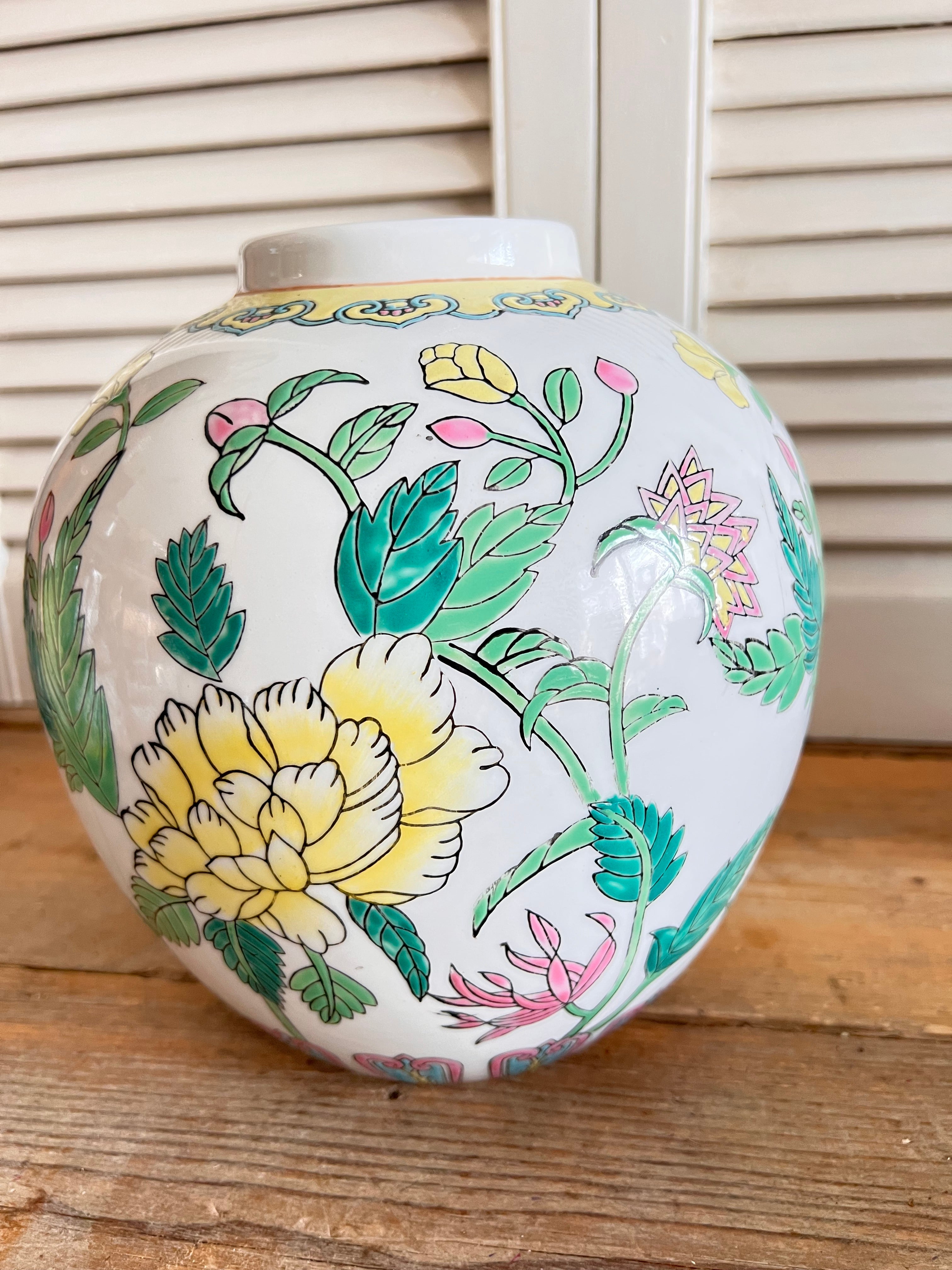 Chinese Family Rose gemberpot, Family Rose porselein, gemberpot met bloemendesign, gele bloemen gemberpot, Chinees porselein decoratie, handgeschilderde gemberpot, zomers bloemmotief keramiek, vintage Chinese vaas.