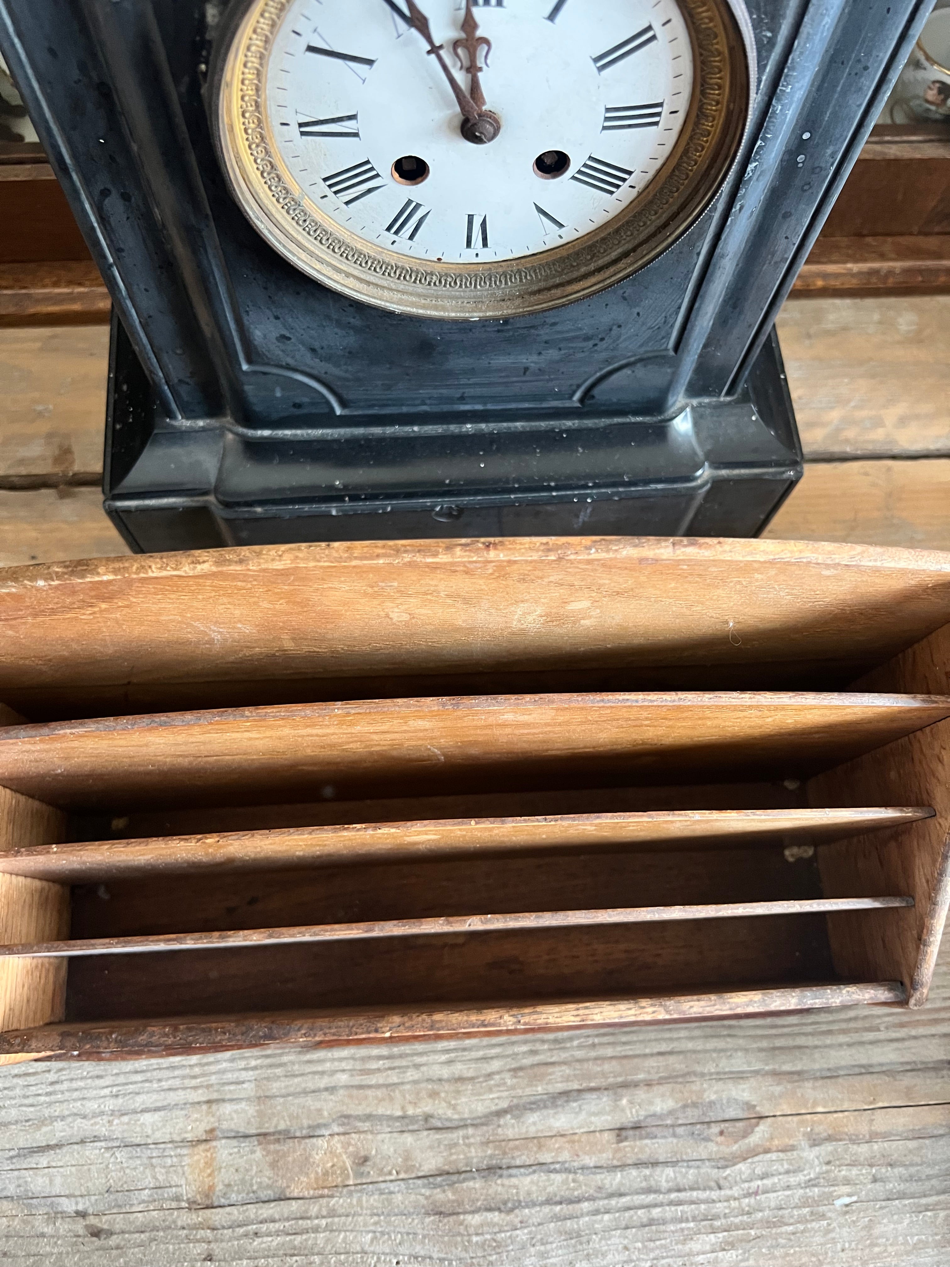 Art Deco brievenhouder van massief eikenhout in authentieke, goed bewaarde staat. Deze vintage brievenhouder straalt tijdloze elegantie uit met strakke lijnen en kenmerkende Art Deco details. Perfect voor het georganiseerd bewaren van post, documenten en papieren op je bureau of thuiswerkplek. Dankzij het duurzame eikenhout en het klassieke design is deze brievenhouder niet alleen functioneel, maar ook een stijlvolle toevoeging aan elk interieur. Ideaal voor liefhebbers van authentieke vintage accessoires e