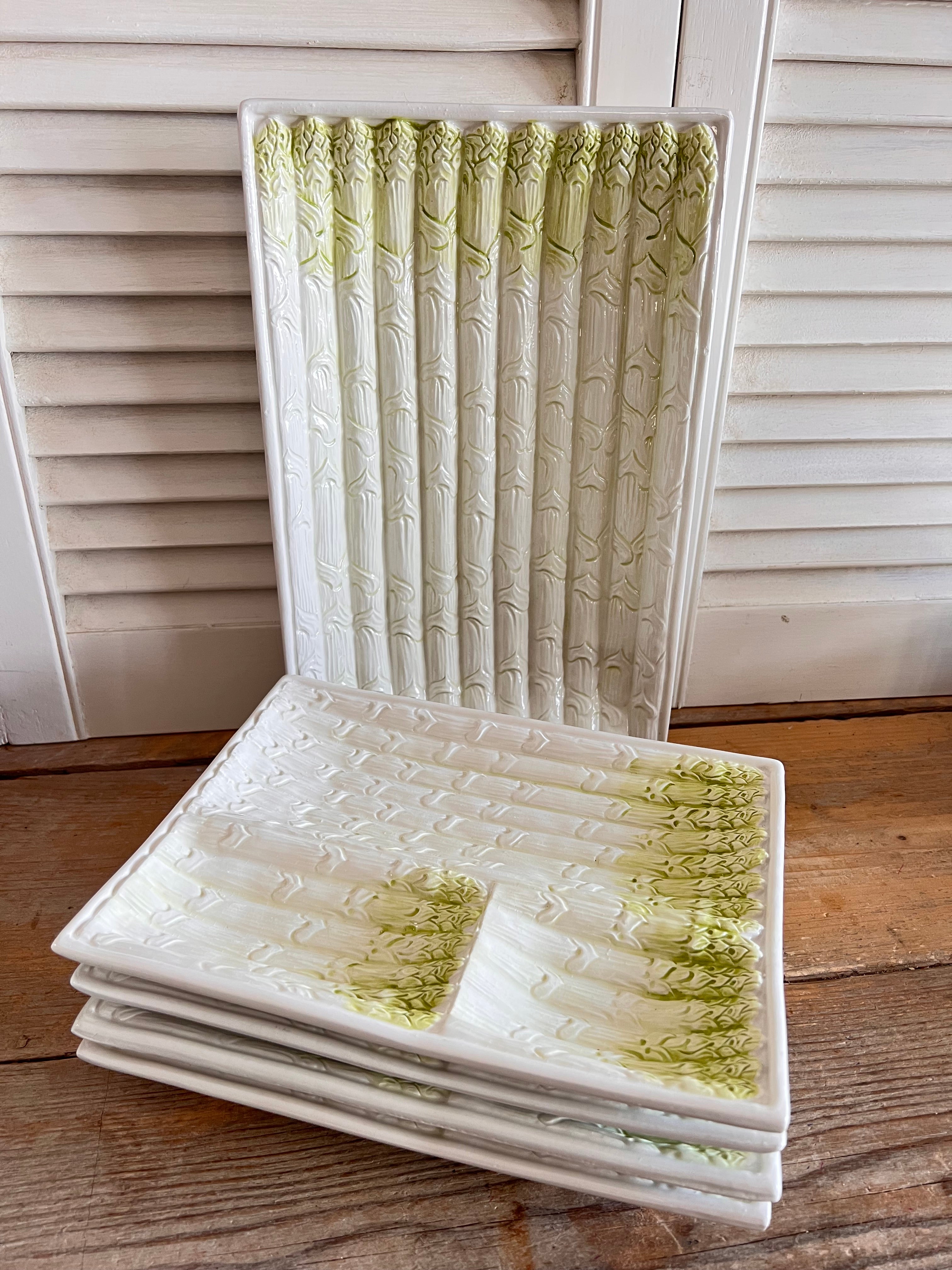 barbotine aspergeset, aspergerelief keramiek, vintage serveerschaal, antiek servies, barbotine servies, asperges serveren, keramiek met aspergerelief, craquelé keramiek.