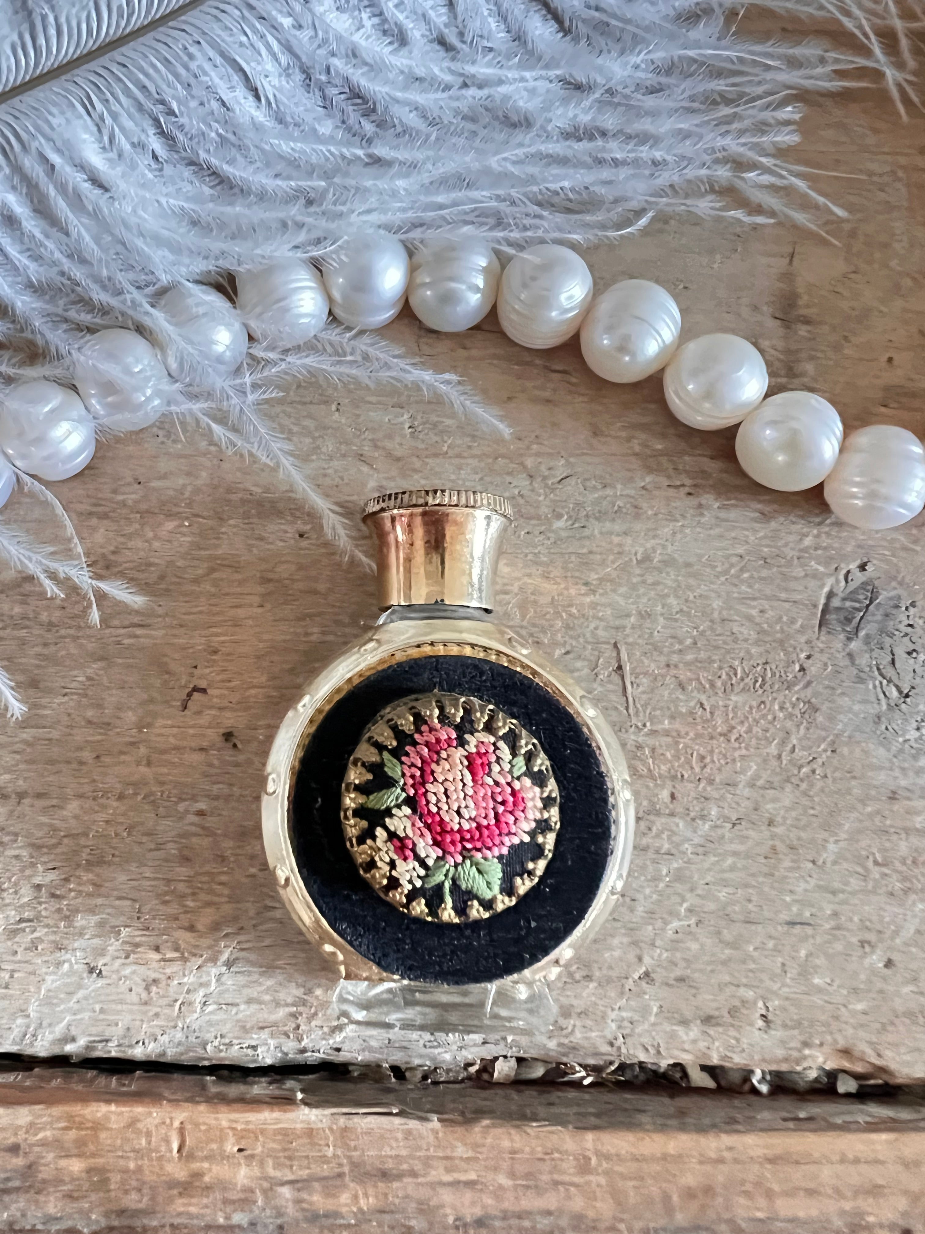miniatuurparfumflesje petit point, parfumflesje uit Wenen, filigraan schroefdopje, borduurwerk roos, antiek miniatuur parfumflesje, traditioneel borduurwerk, verzamelobject parfumflesje.