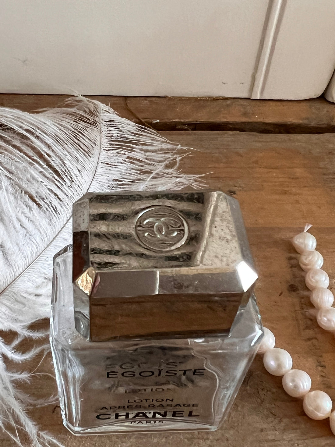 vintage aftershave flacon, Egoiste aftershave, decoratieve parfumbergen, Franse elegantie parfum, luxe modehuizen accessoire, klassieke aftershave fles, parfum liefhebbers, tijdloze aftershave flacon.