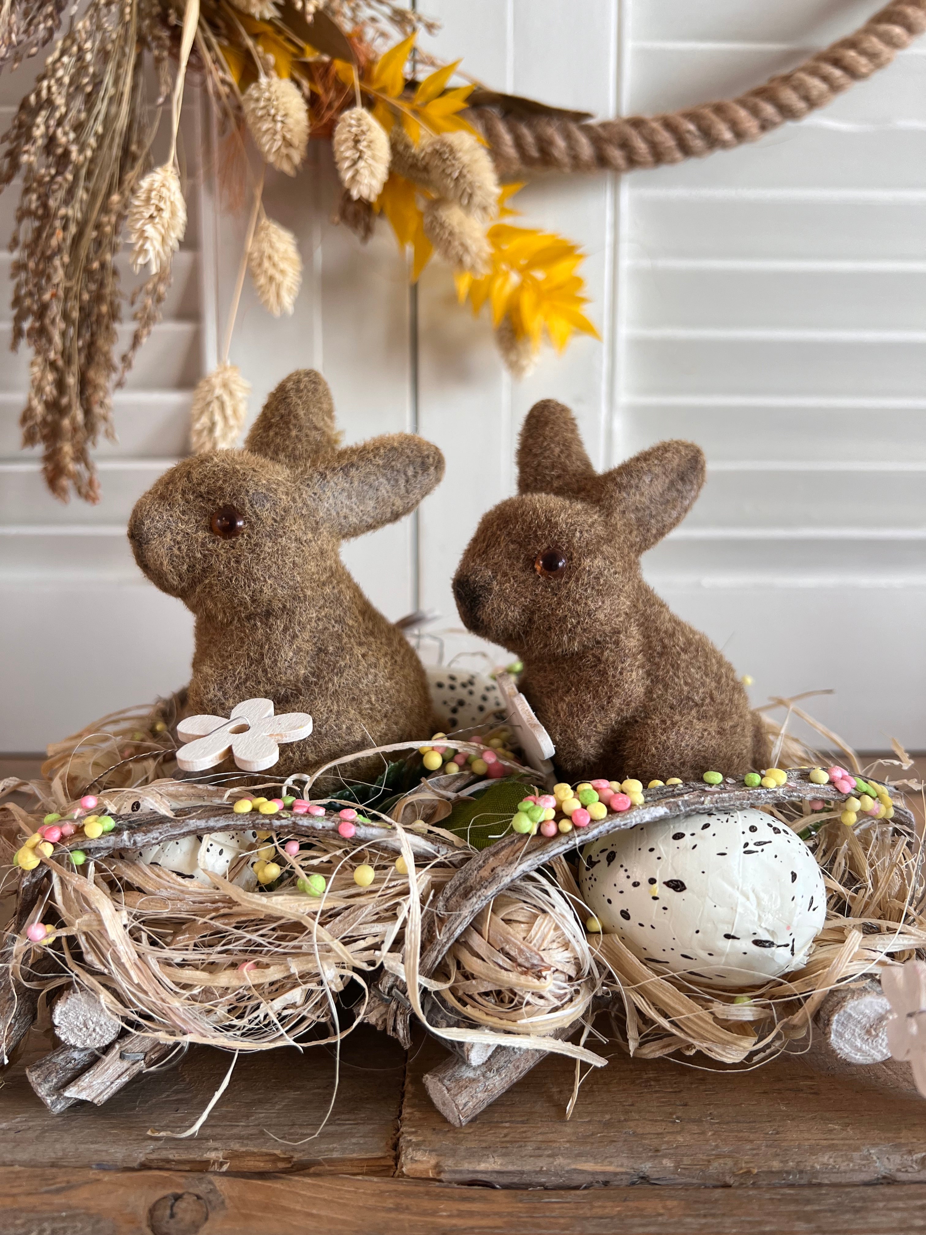 Kleiner Herdenhase aus den 80er/90er Jahren sitzend