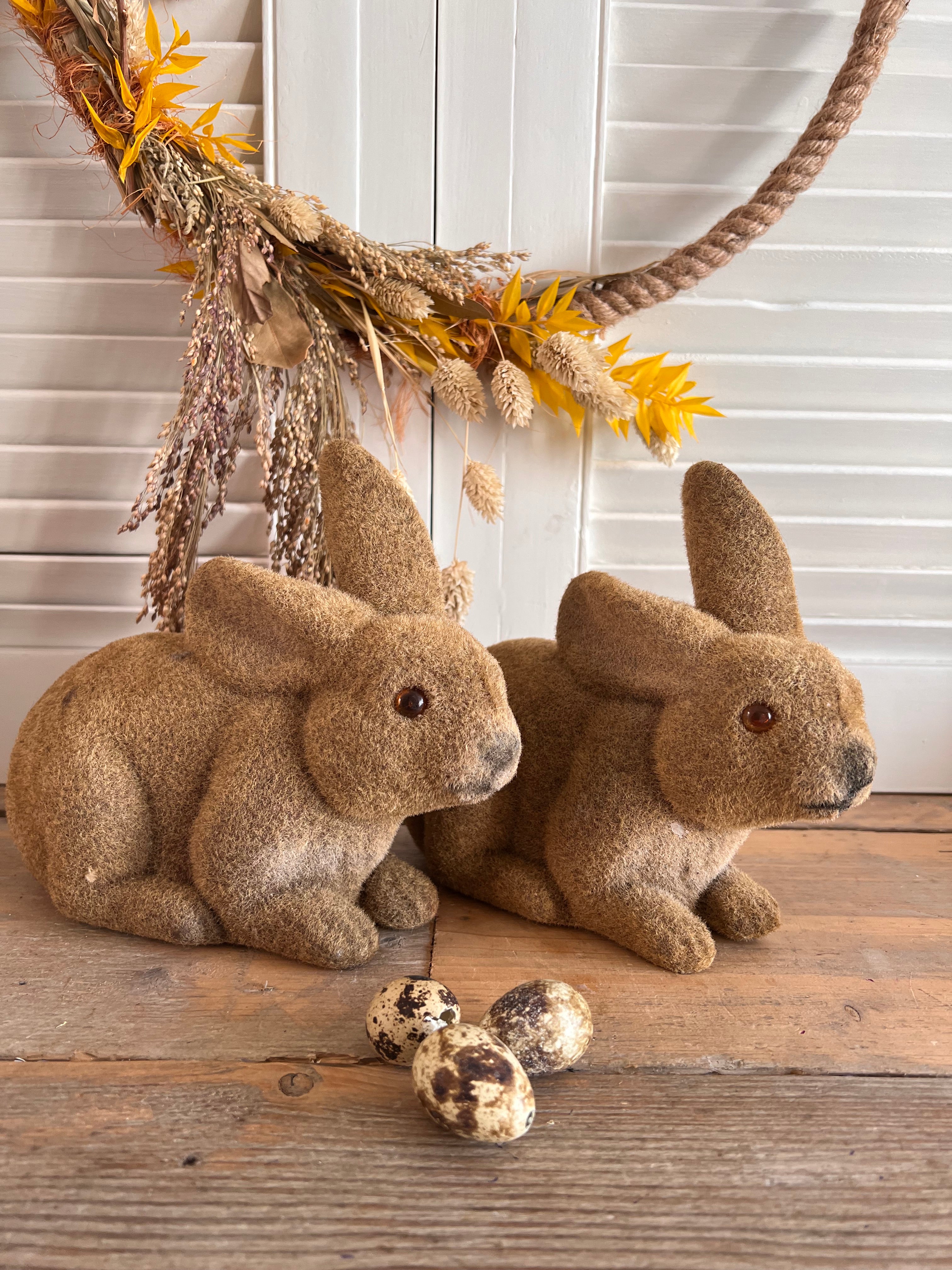 Kleiner Herdenhase aus den 80er/90er Jahren sitzend