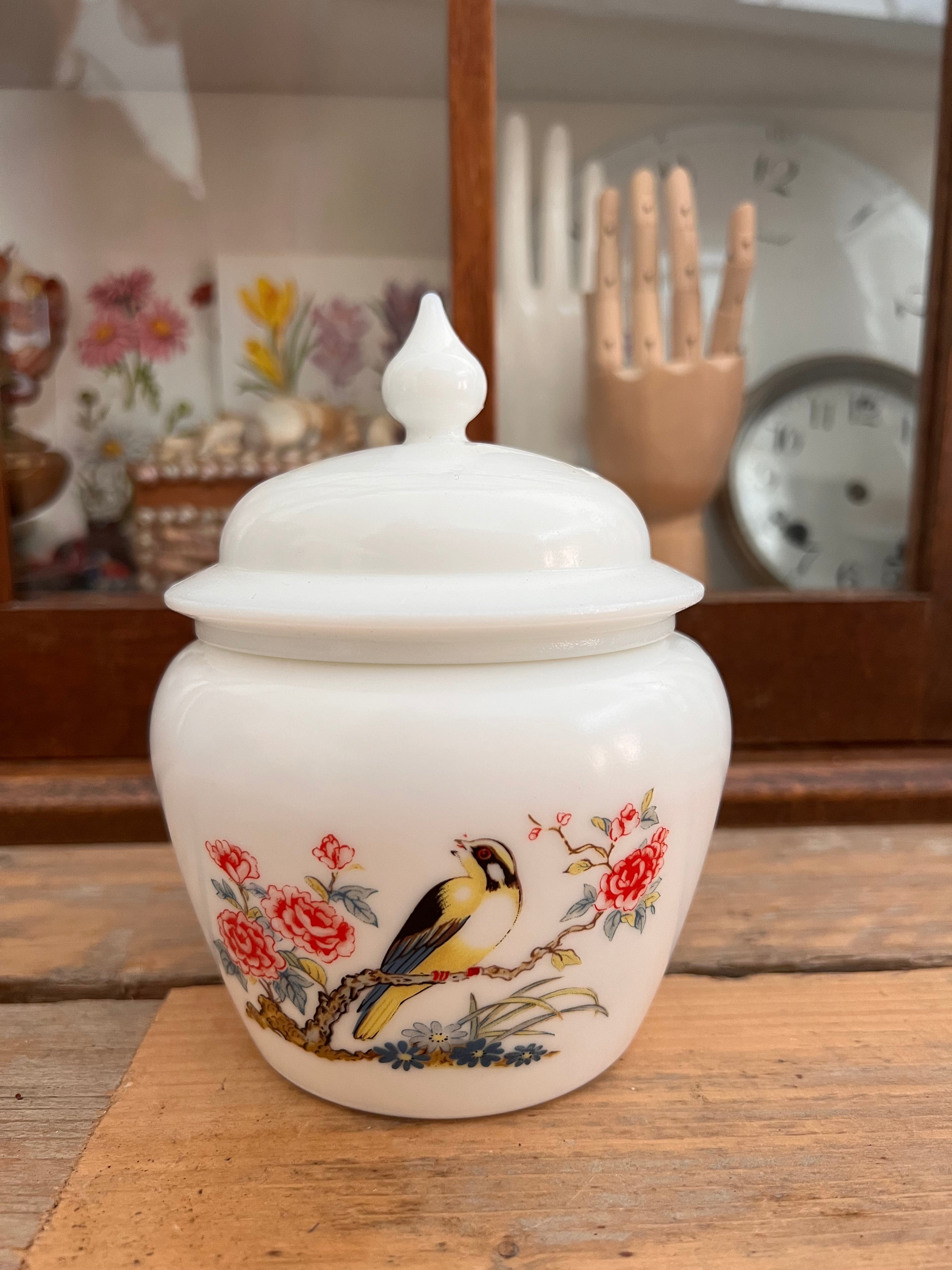 Avon pot van melkglas