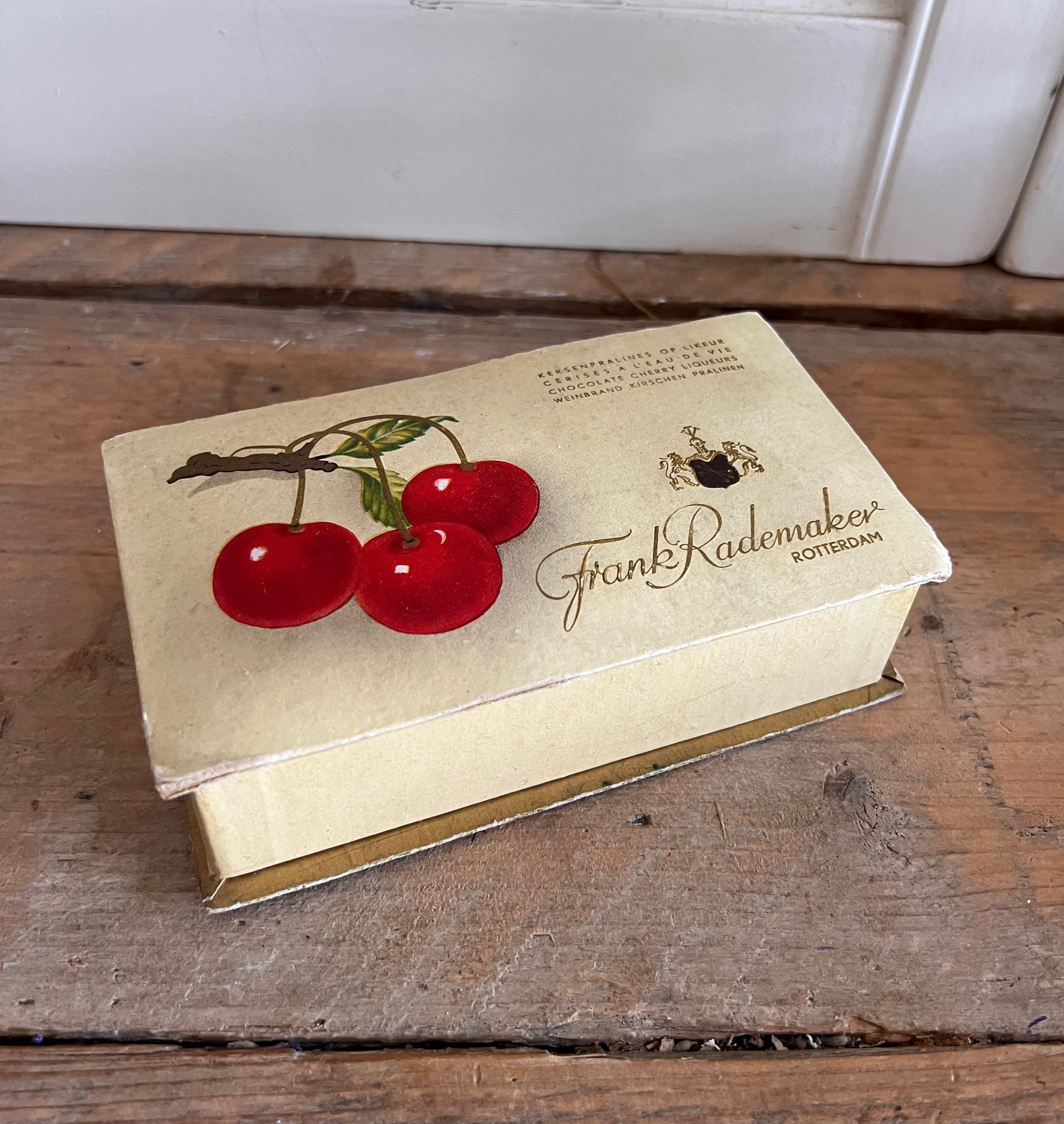 Frank Rademakers kersenbonbon doosje, vintage jaren 50 doosje, vintage jaren 60 doosje, retro kersenmotief, mid-century vintage, Dutch vintage collectibles, vintage decoratie, retro verpakkingen, vintage souvenir, jaren 50 design.