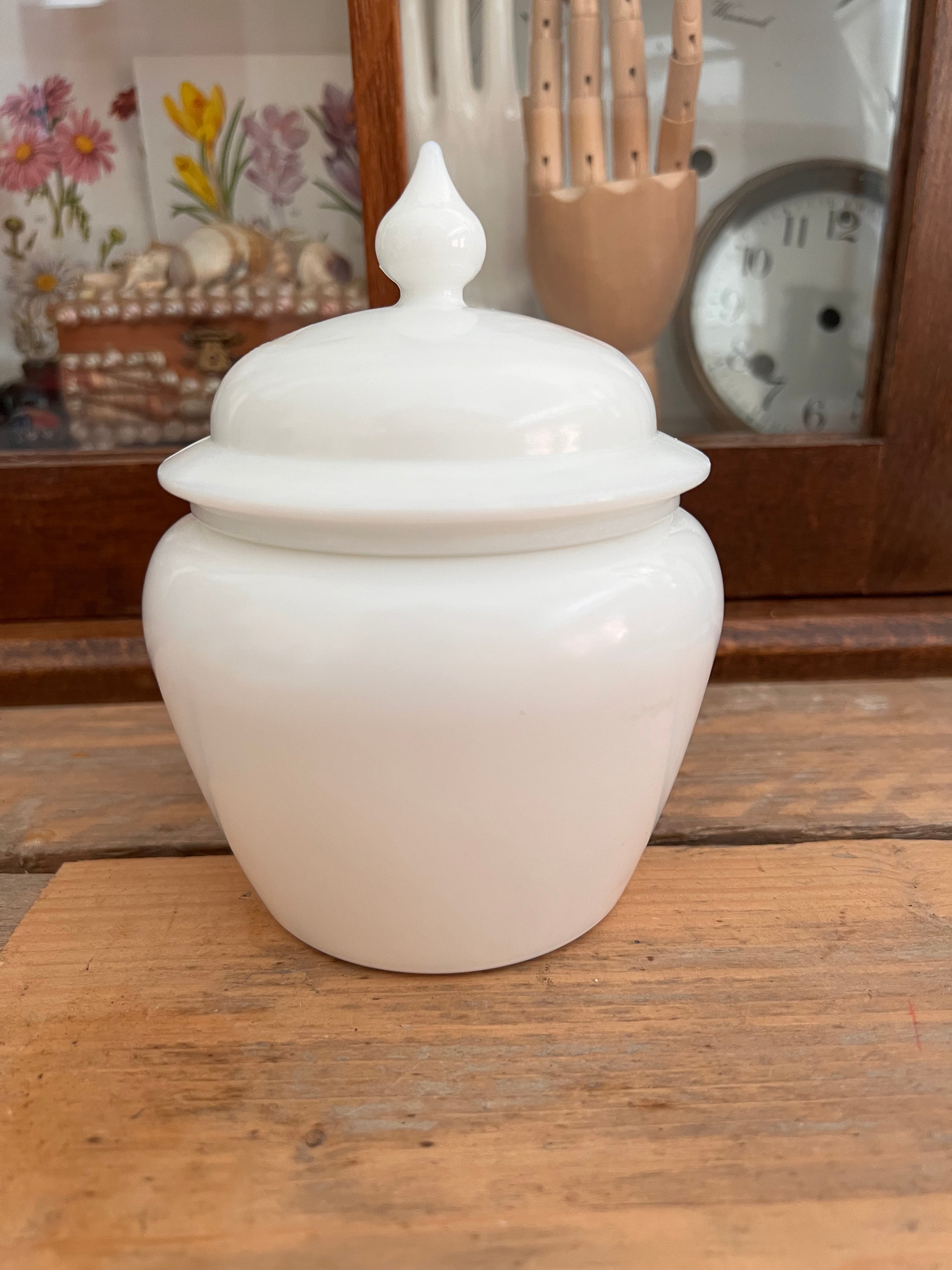 Avon pot van melkglas