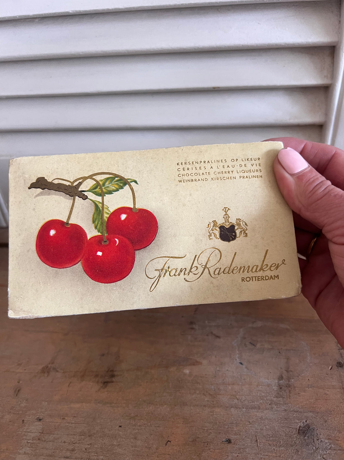 Frank Rademakers kersenbonbon doosje, vintage jaren 50 doosje, vintage jaren 60 doosje, retro kersenmotief, mid-century vintage, Dutch vintage collectibles, vintage decoratie, retro verpakkingen, vintage souvenir, jaren 50 design.