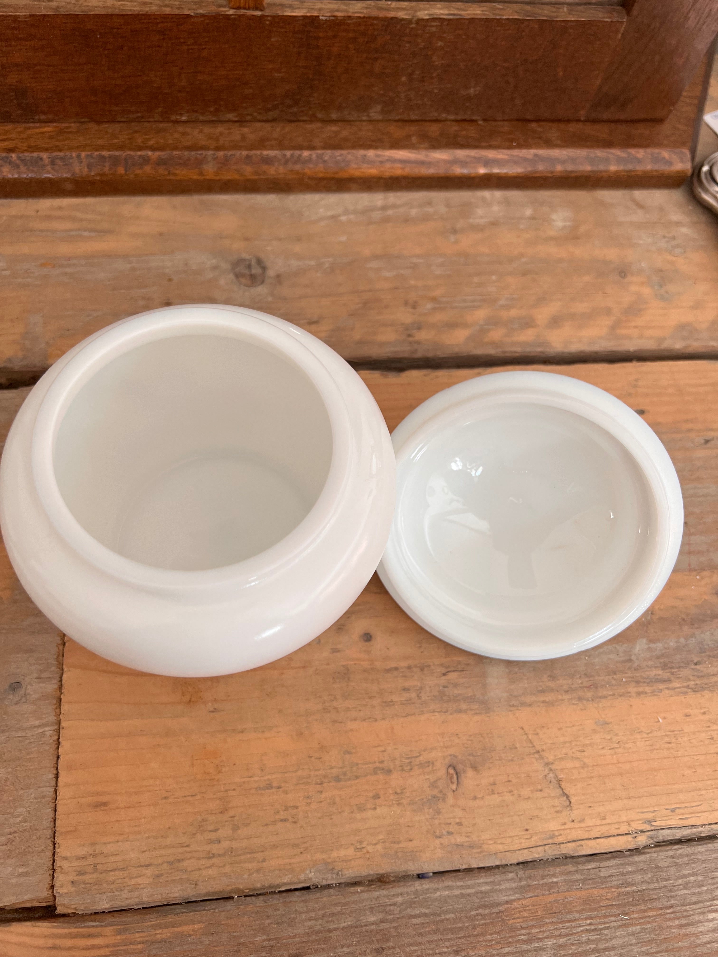 Avon pot van melkglas