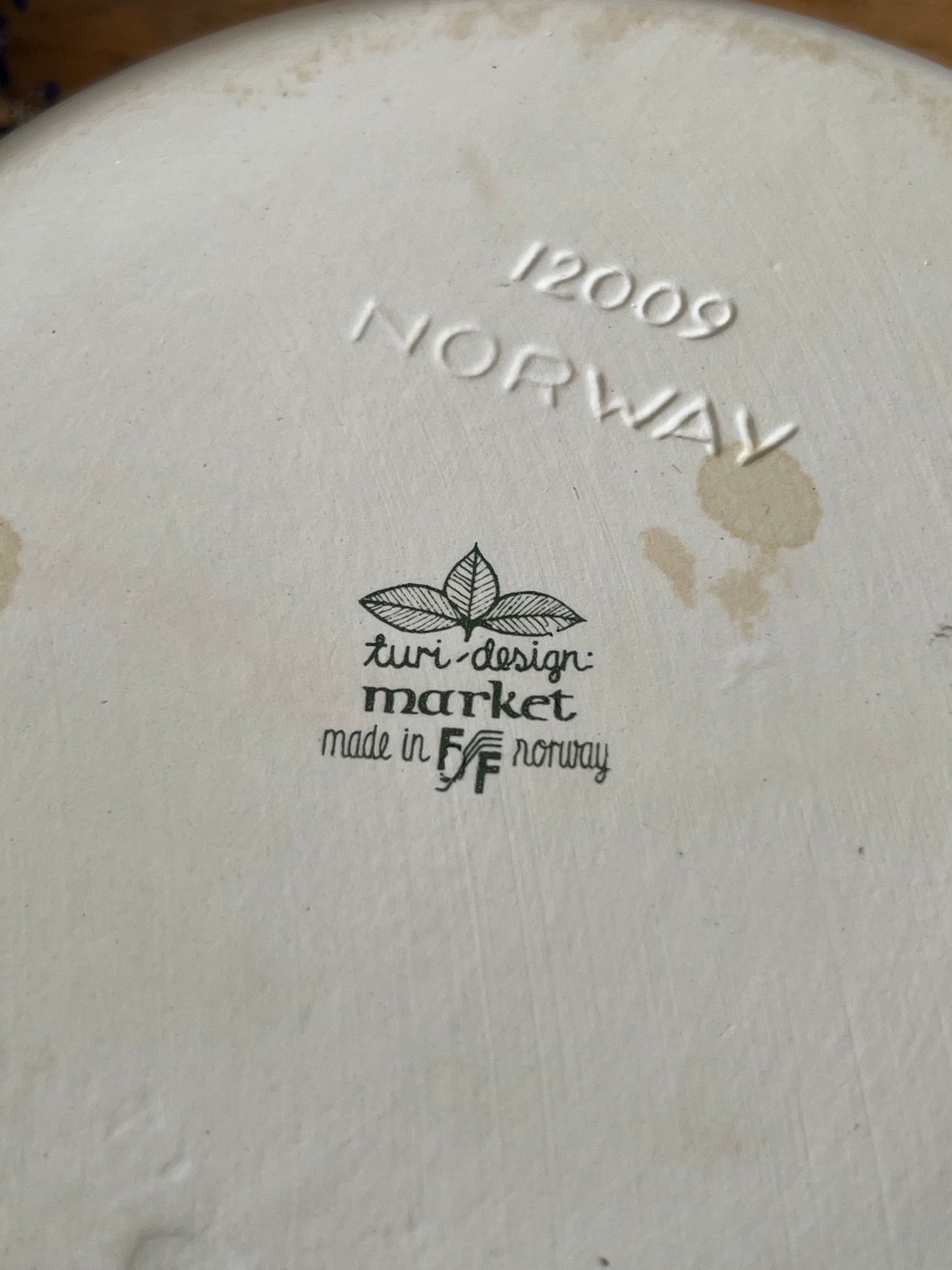 Market schaal met steel