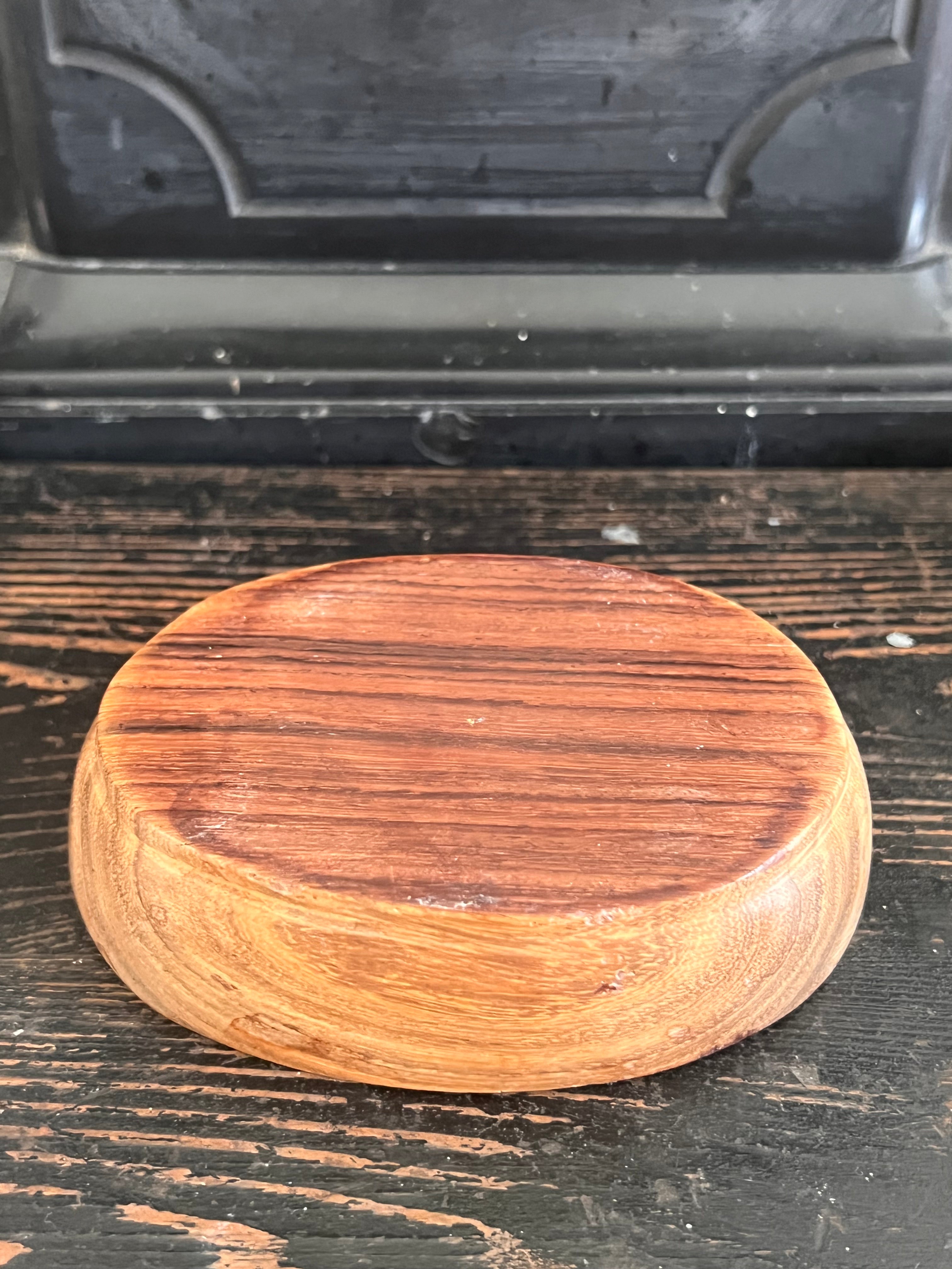 Schaaltje van schelp in hout