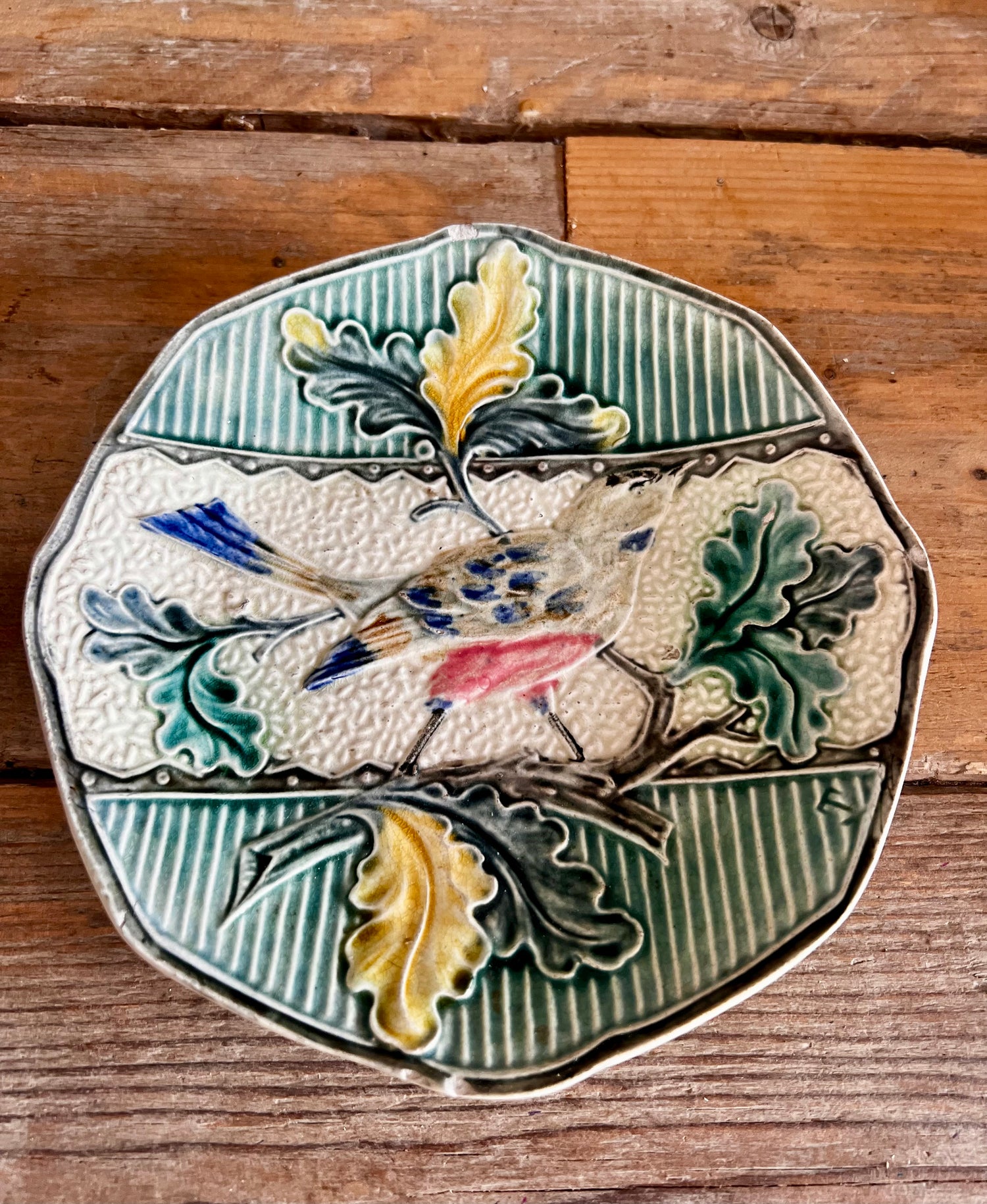 Majolica bord met vogel