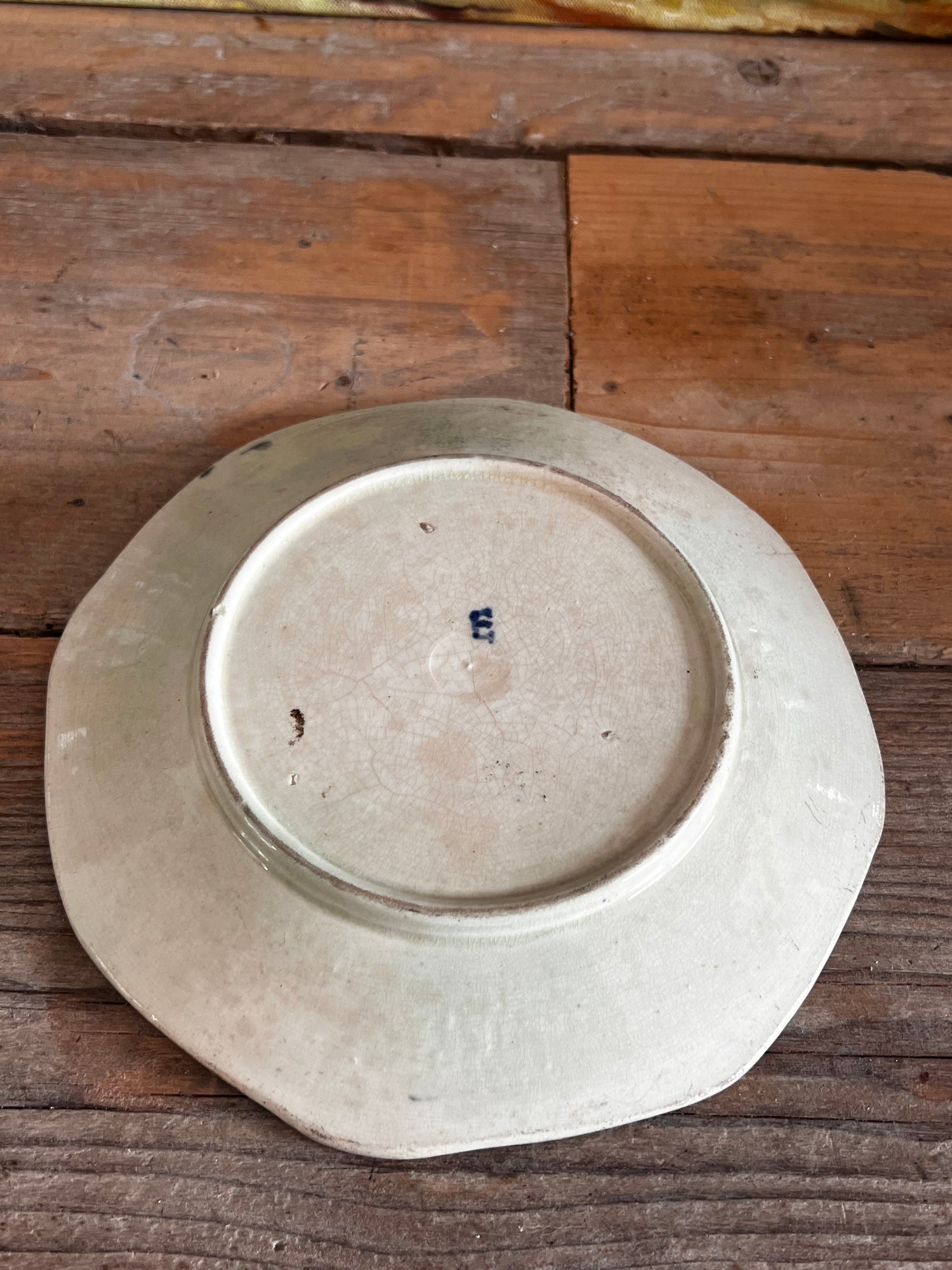 Dit prachtige antieke majolica bord is een uniek pronkstuk voor liefhebbers van karaktervolle decoratie en ambachtelijke keramiek. Met een gedetailleerd vogelmotief en een schitterende glazuurlaag toont dit bord de klassieke schoonheid en vakmanschap van majolica keramiek uit vervlogen tijden.
Het bord heeft wat chips (zie foto), maar dat doet niet af aan de charme van dit mooie bord.
Diameter 19 centimeter