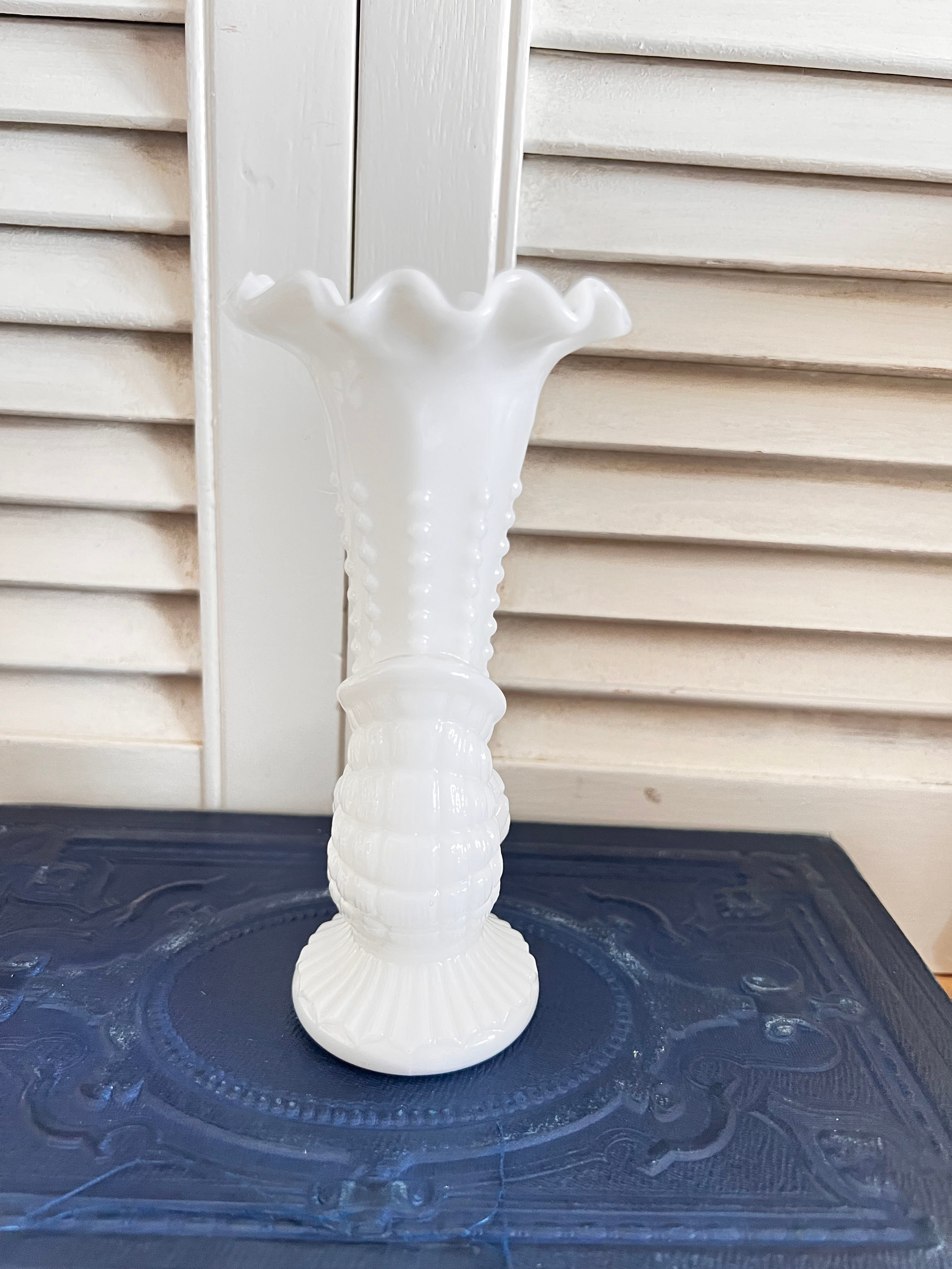 Vaasje van melkglas met schelp, vintage melkglas