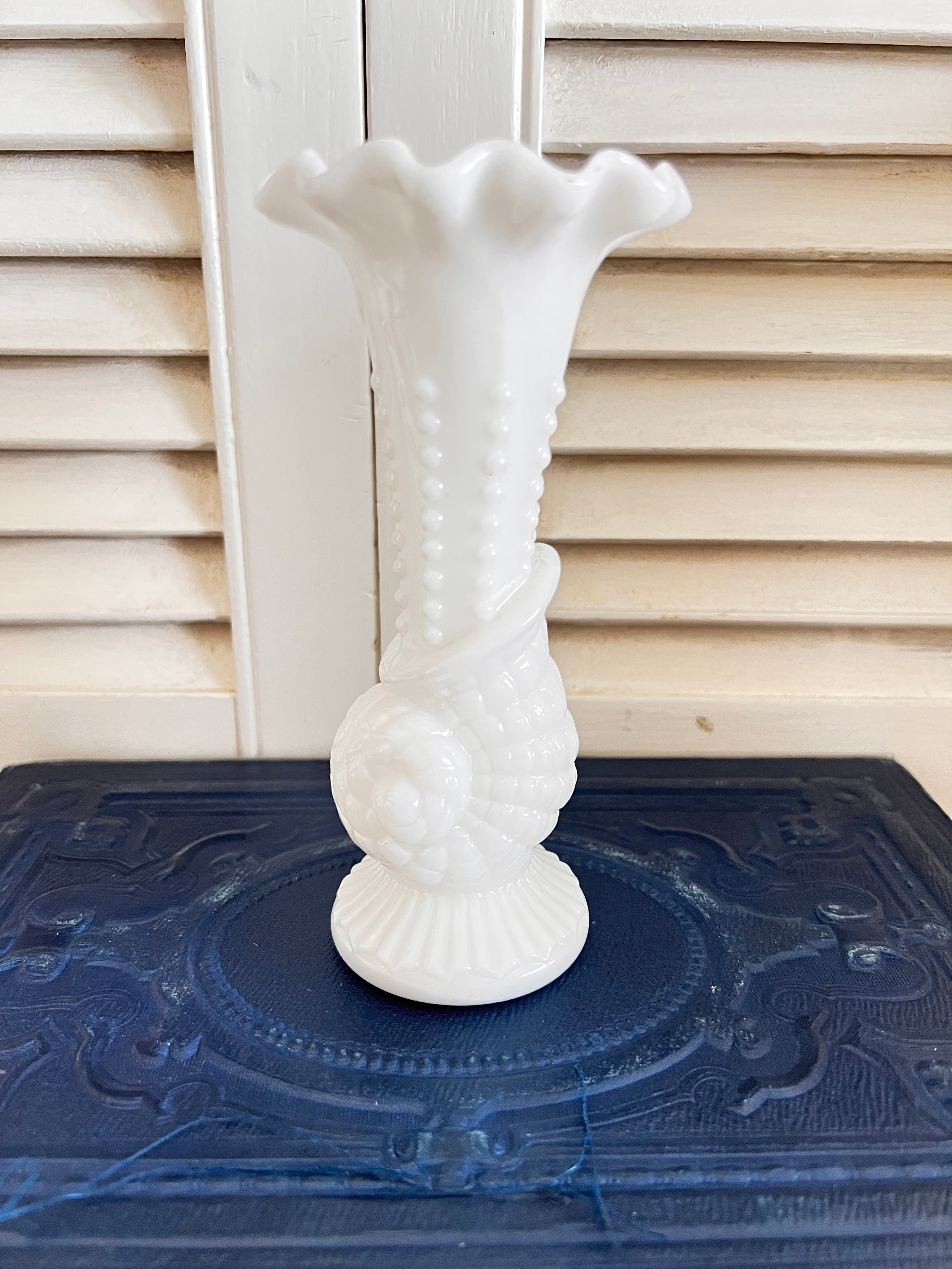 Vaasje van melkglas met schelp, vintage melkglas
