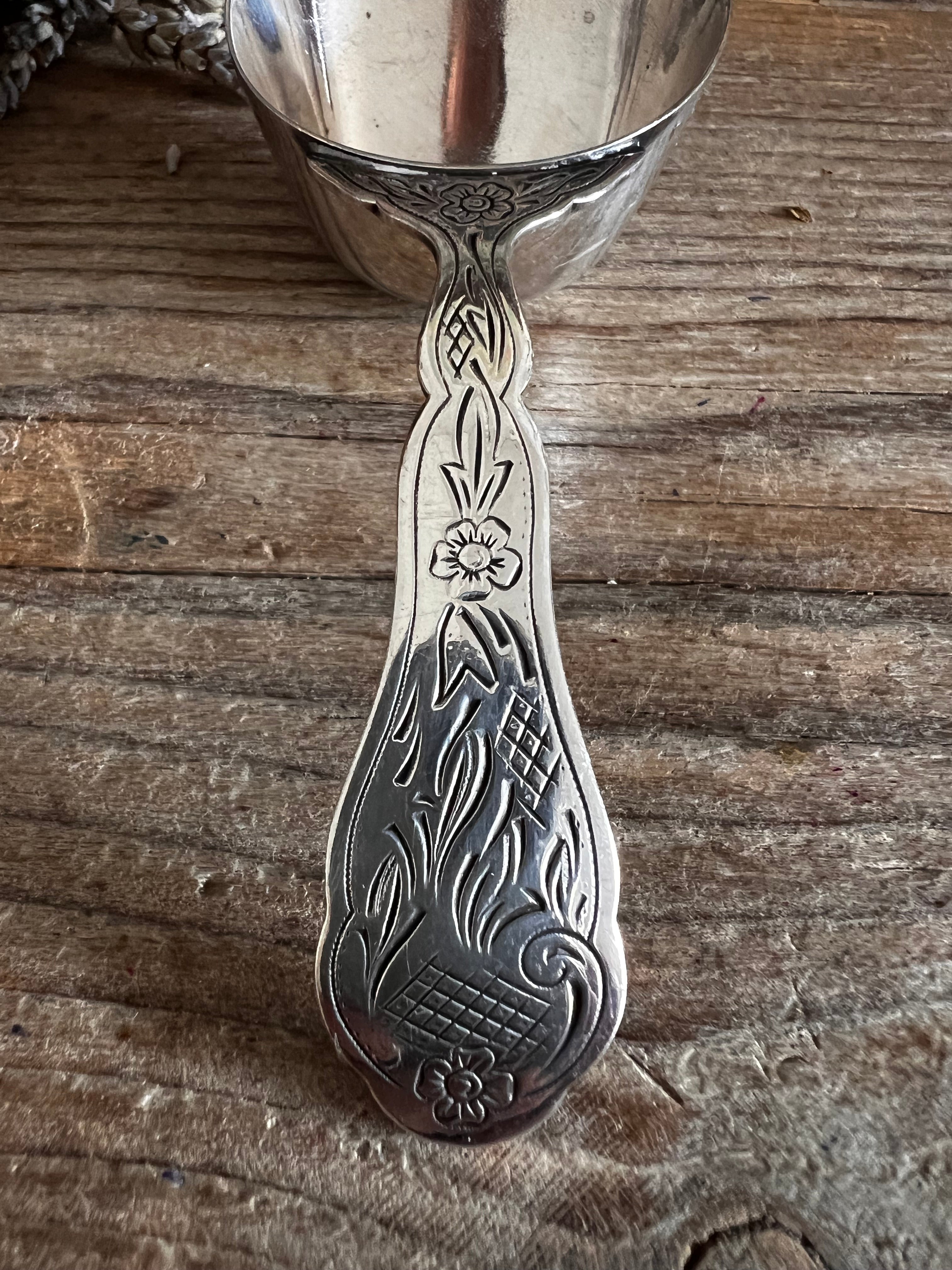 Verzilverde koffieschep Douwe Egberts