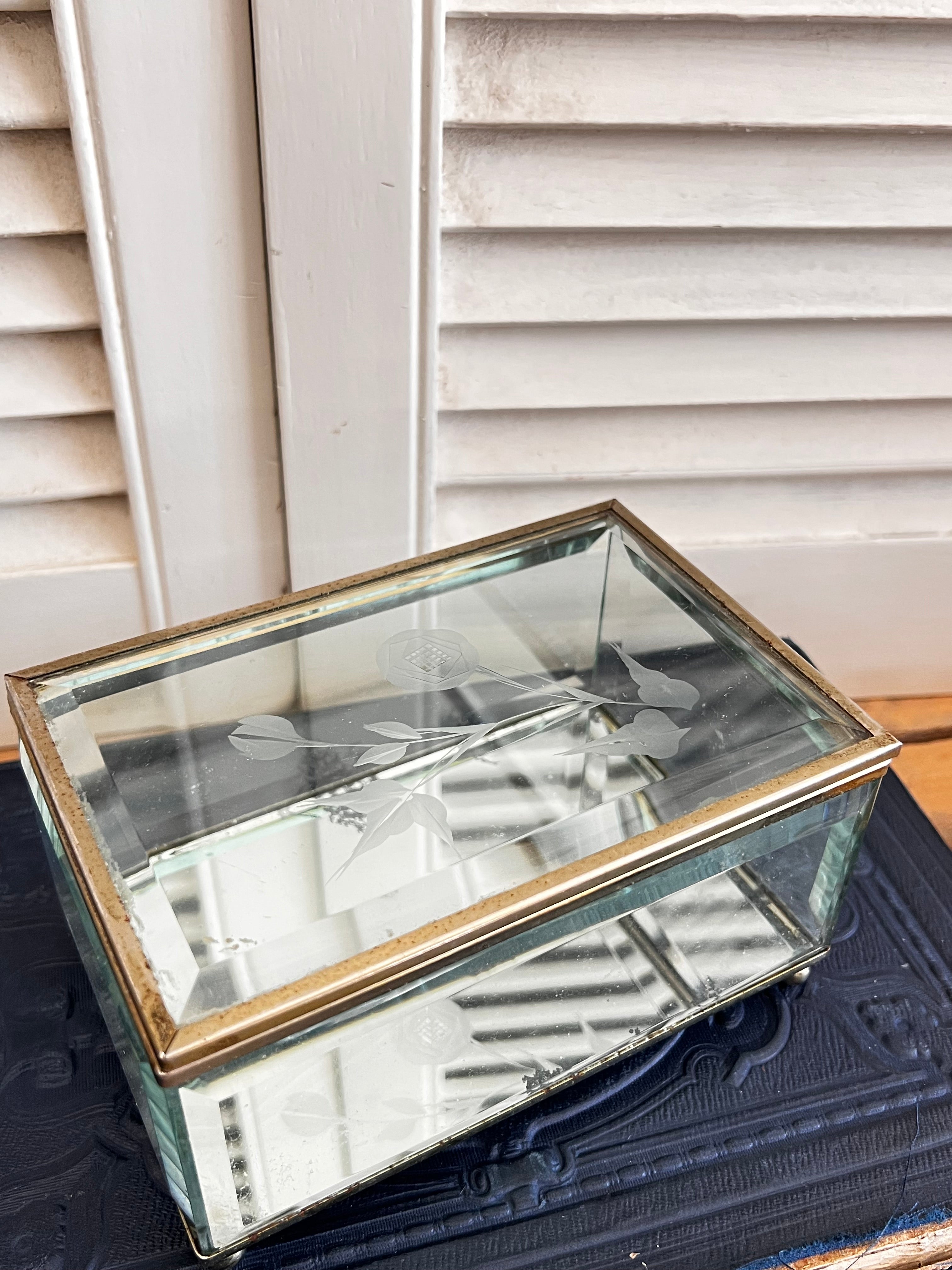 Vintage sieradendoos van glas met geëtst bloemmotief op de deksel