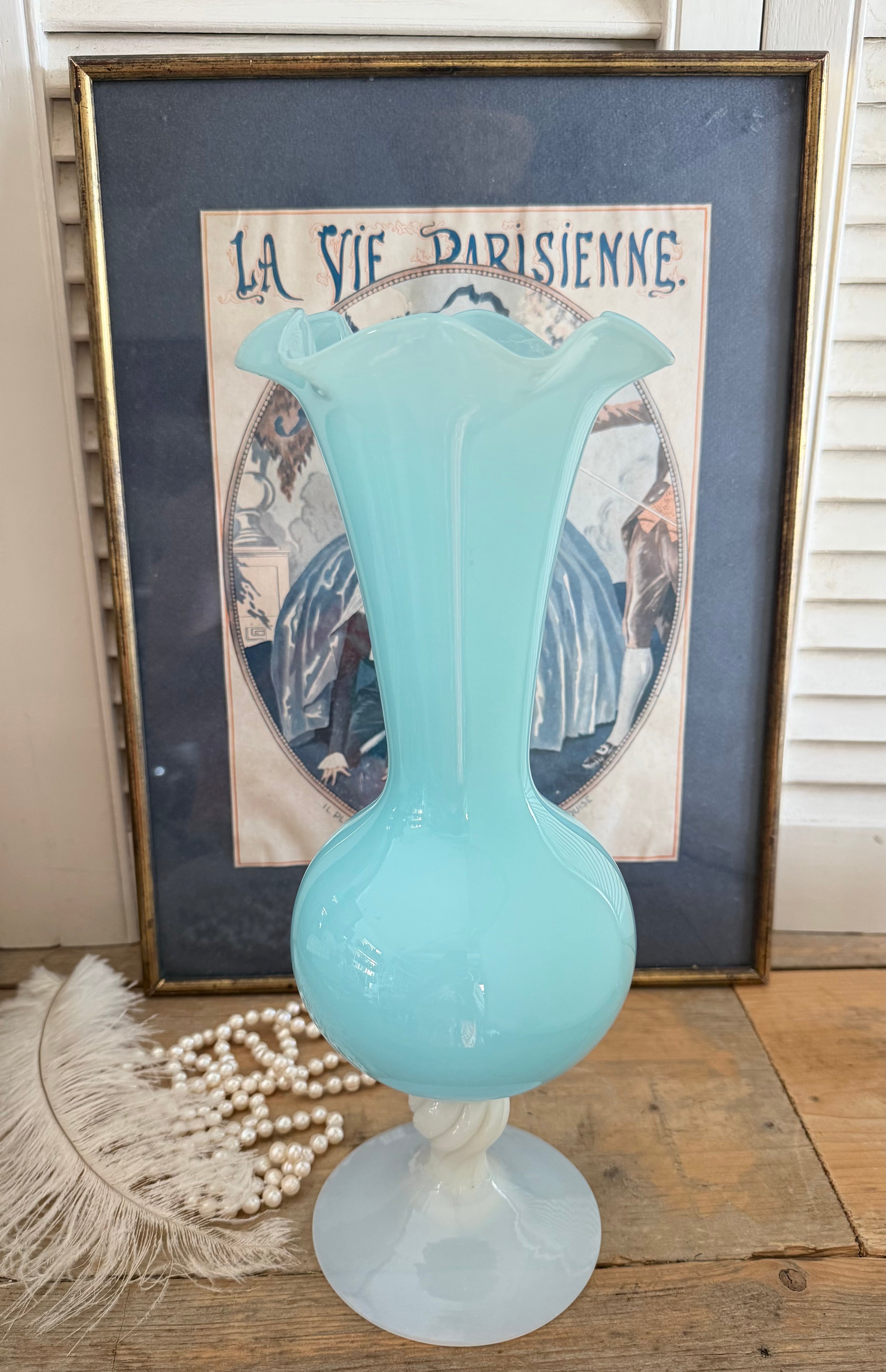 Blauwe opaline glazen vaas met gedraaide witte voet
