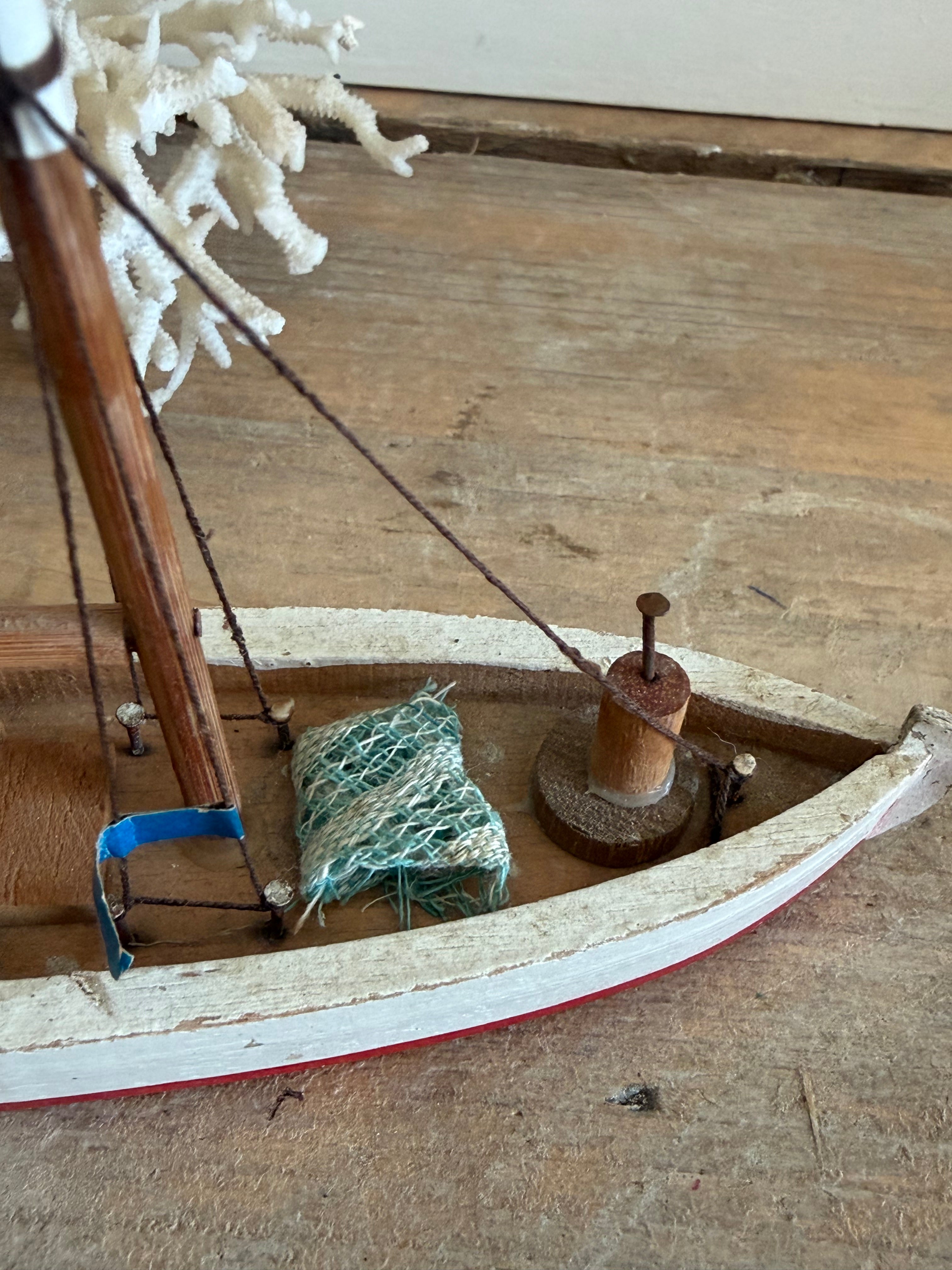 Klein vintage vissersbootje - wit rood