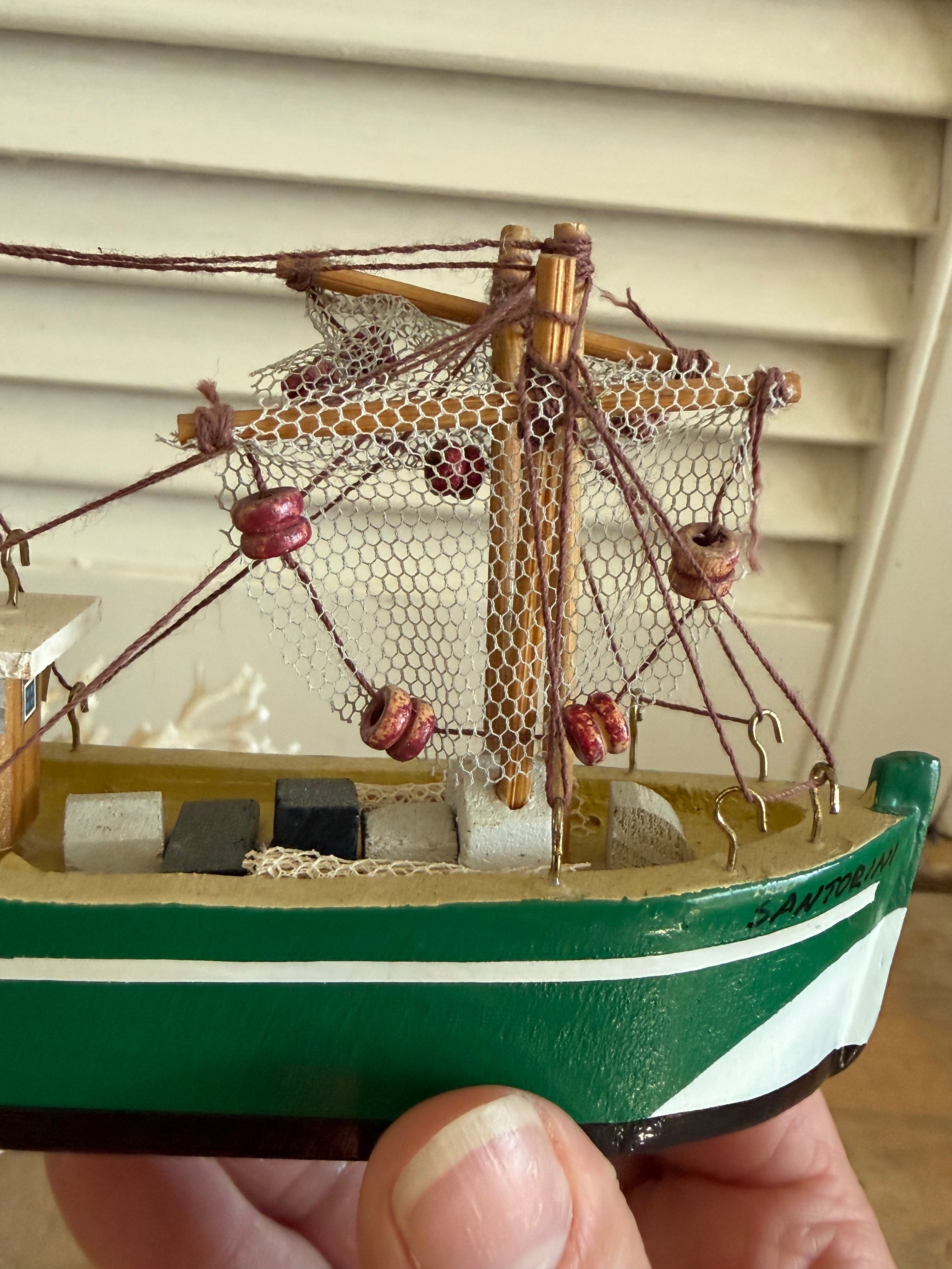 Groen wit vintage vissersbootje