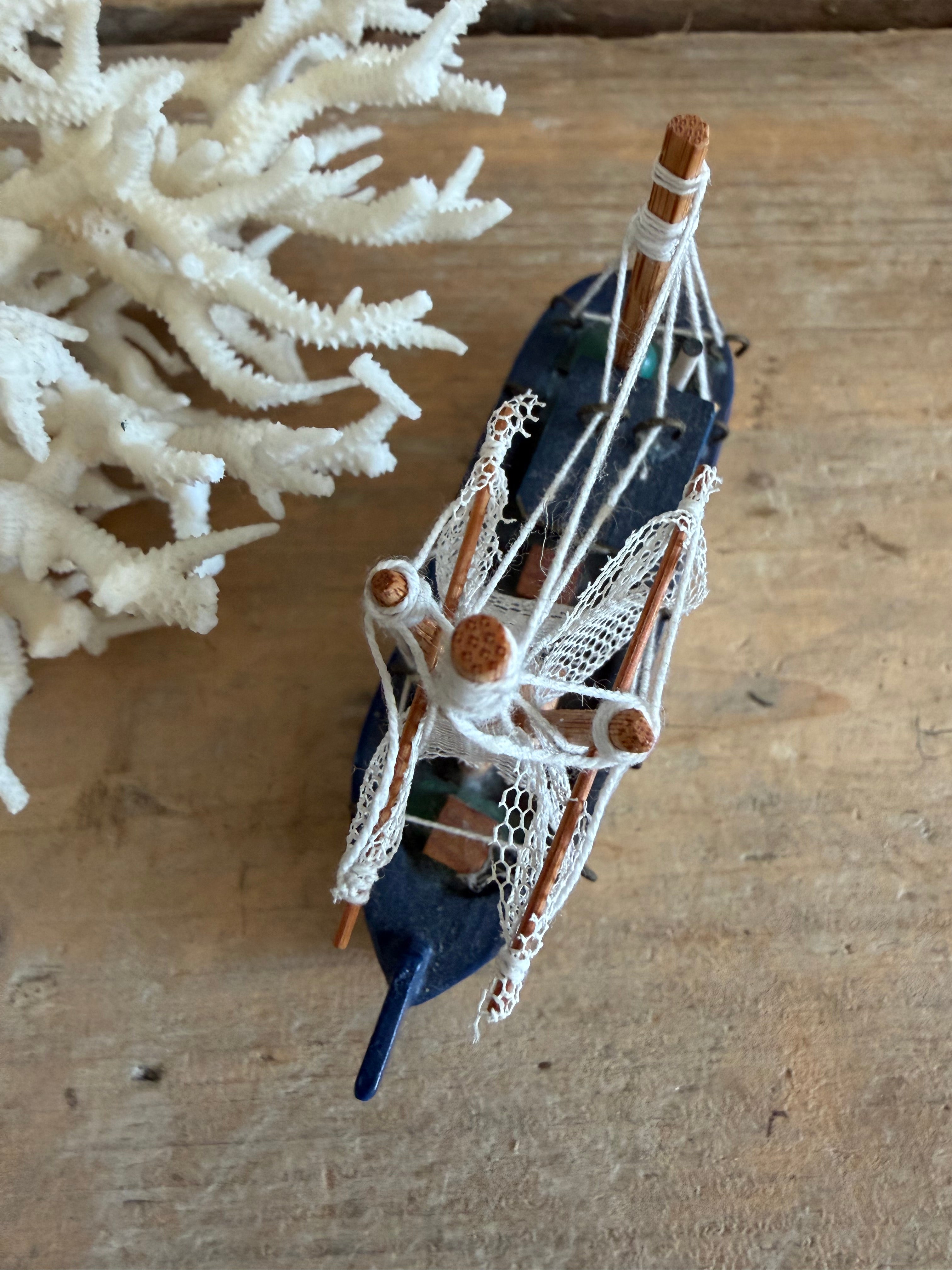 Blauw wit miniatuur vissersbootje