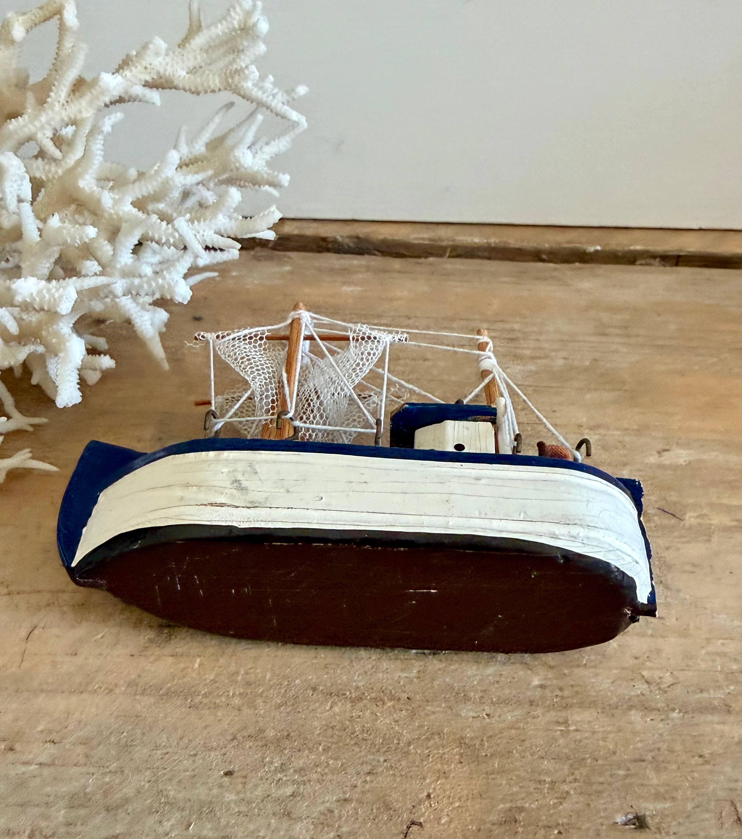 Blauw wit miniatuur vissersbootje