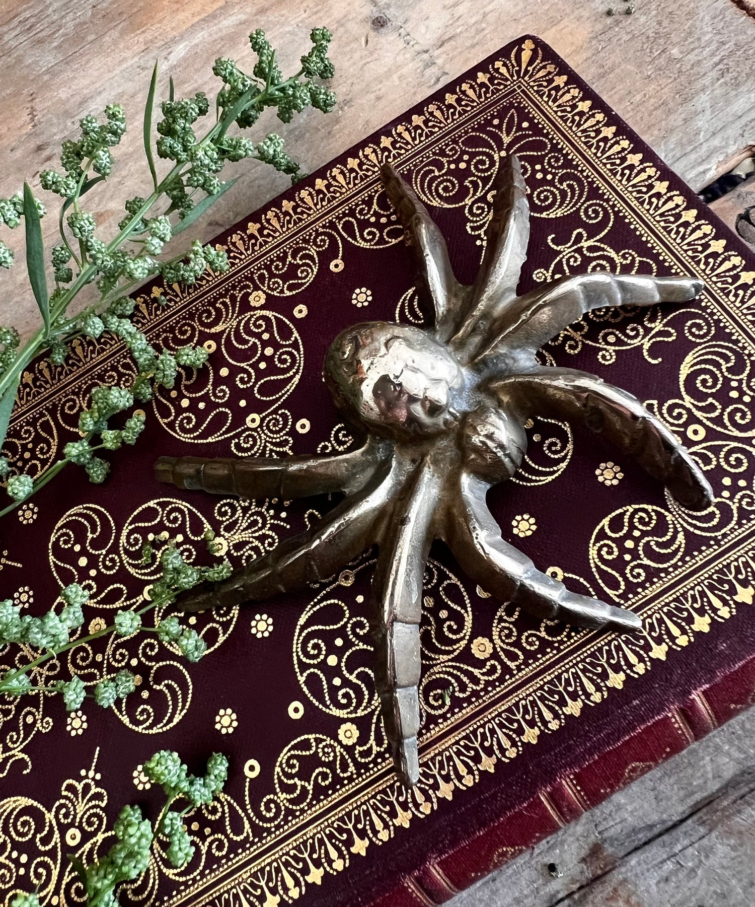  vintage kruisspin van messing, messing kruisspin wanddecoratie, vintage messing ornament, kruisspin muurdecoratie, vintage messing wandhanger, industrieel vintage decor, messing kruisspin cadeau.