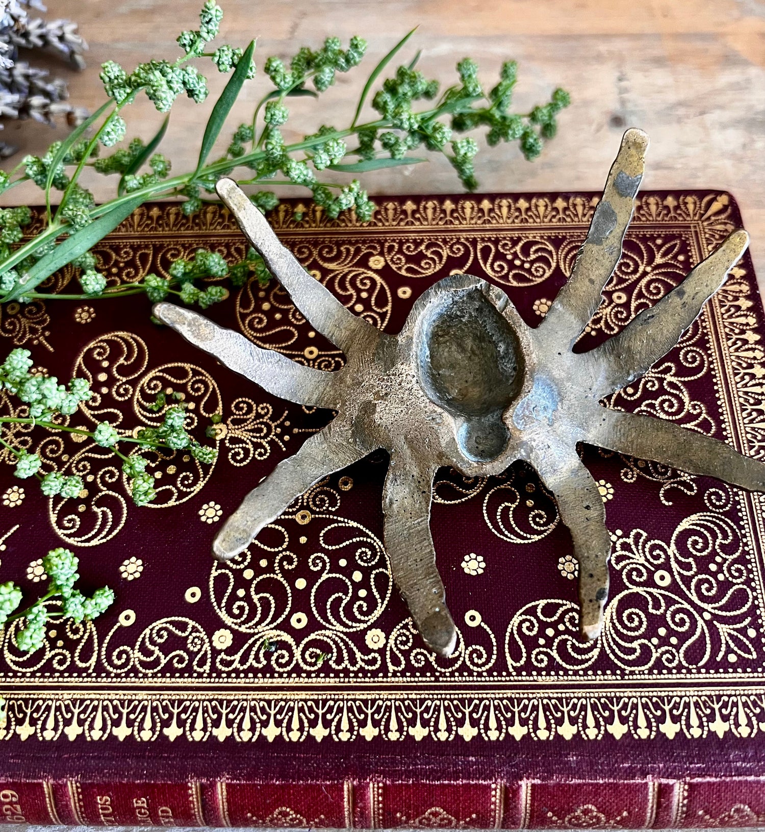  vintage kruisspin van messing, messing kruisspin wanddecoratie, vintage messing ornament, kruisspin muurdecoratie, vintage messing wandhanger, industrieel vintage decor, messing kruisspin cadeau.