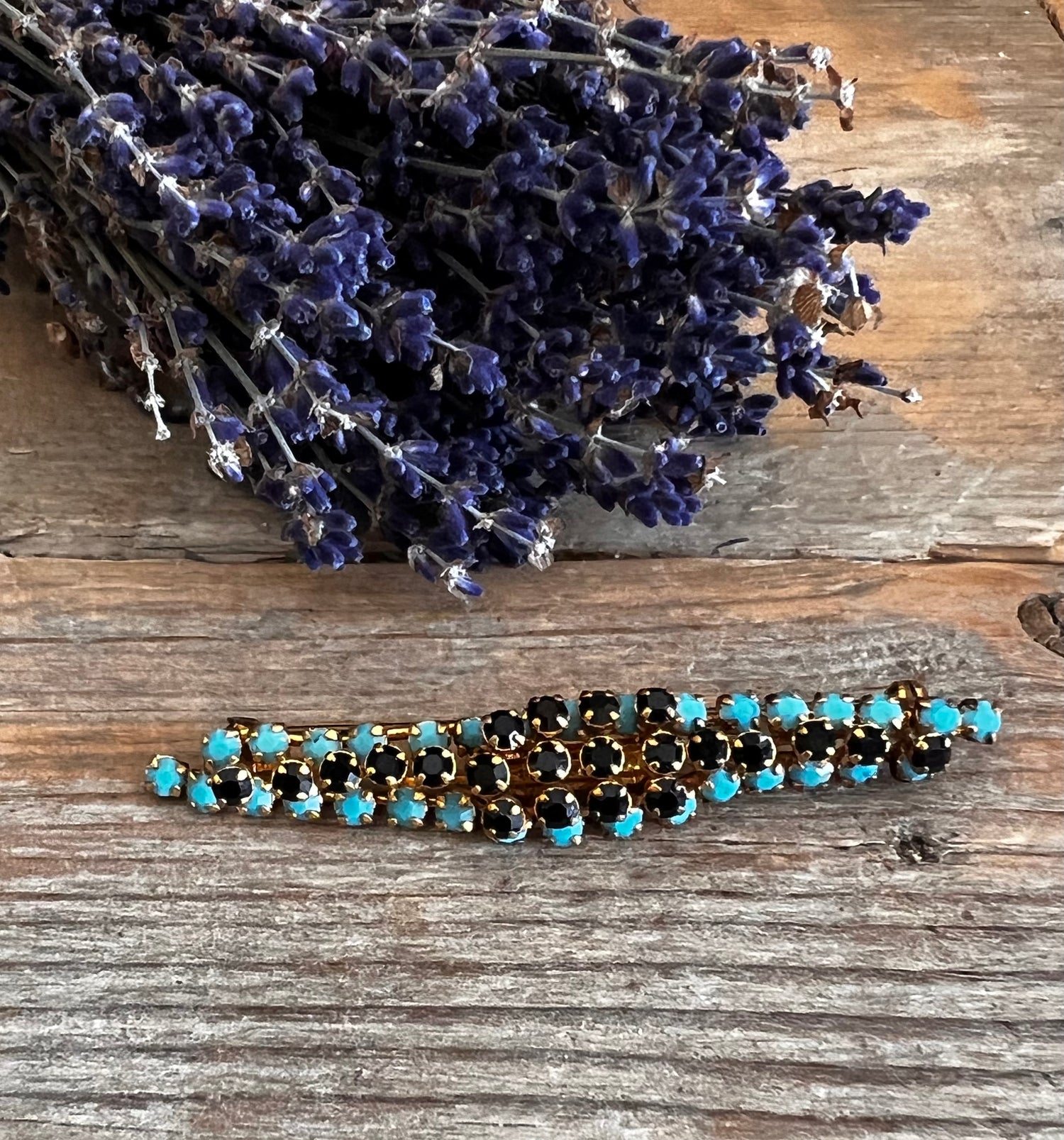 vintage broche stressteentjes, vintage broche turquoise zwart, vintage sieraden broche, vintage accessoires, retro broche met steentjes, vintage broche dames, unieke vintage broche.