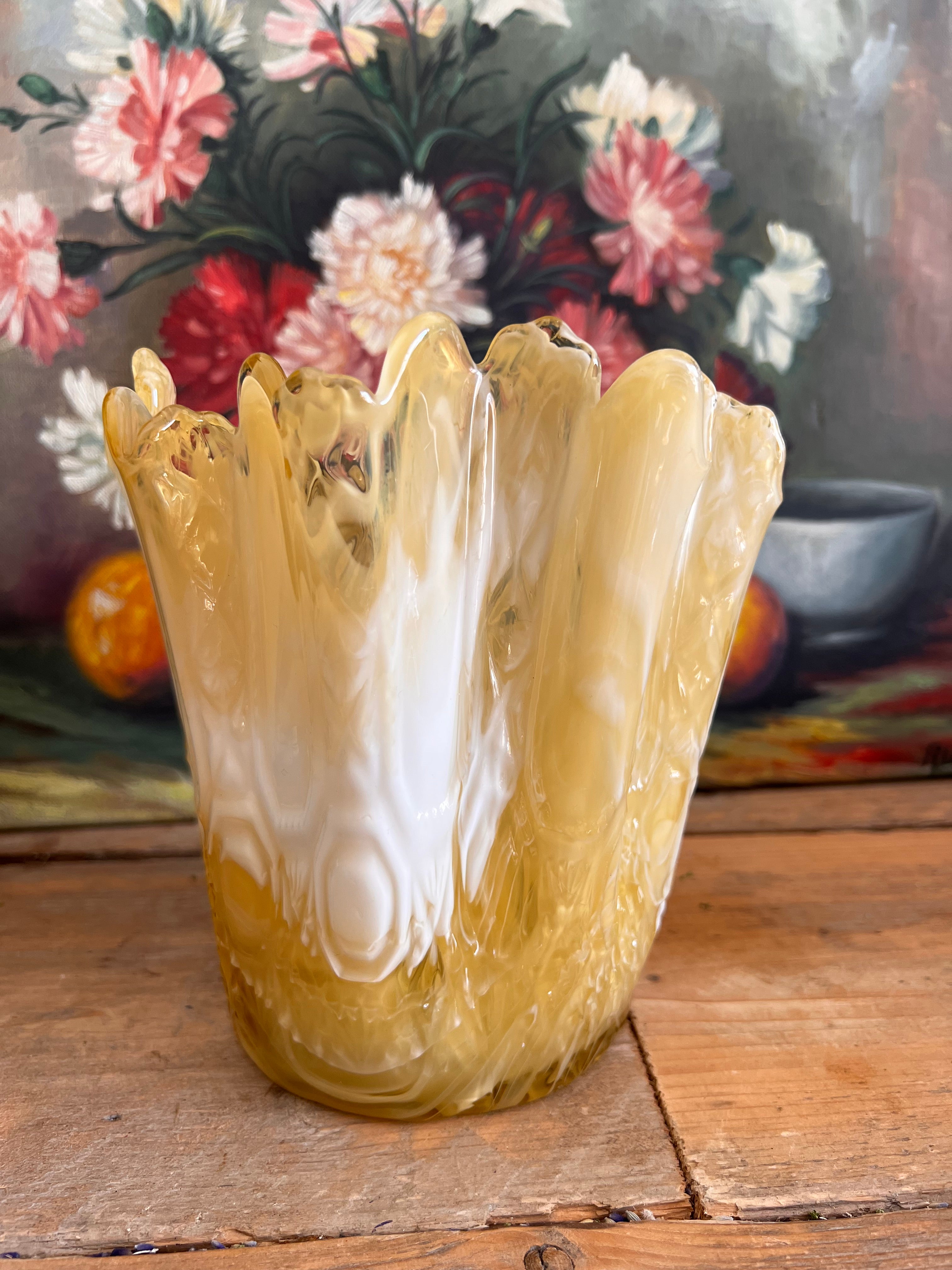 Honingkleurige vaas van bohemia glas