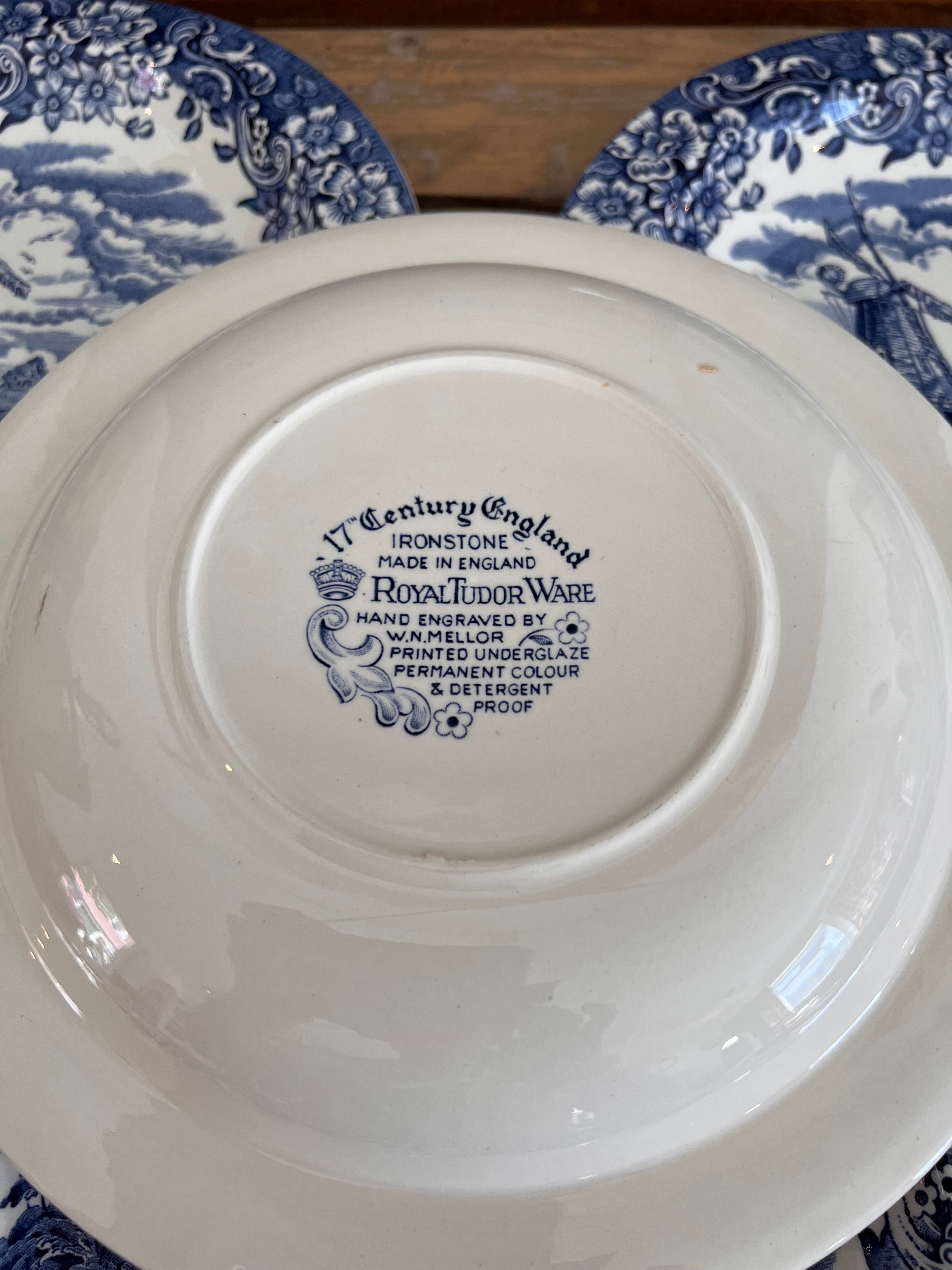 Diep bord Royal Tudore Ware 17th Century Engeland
