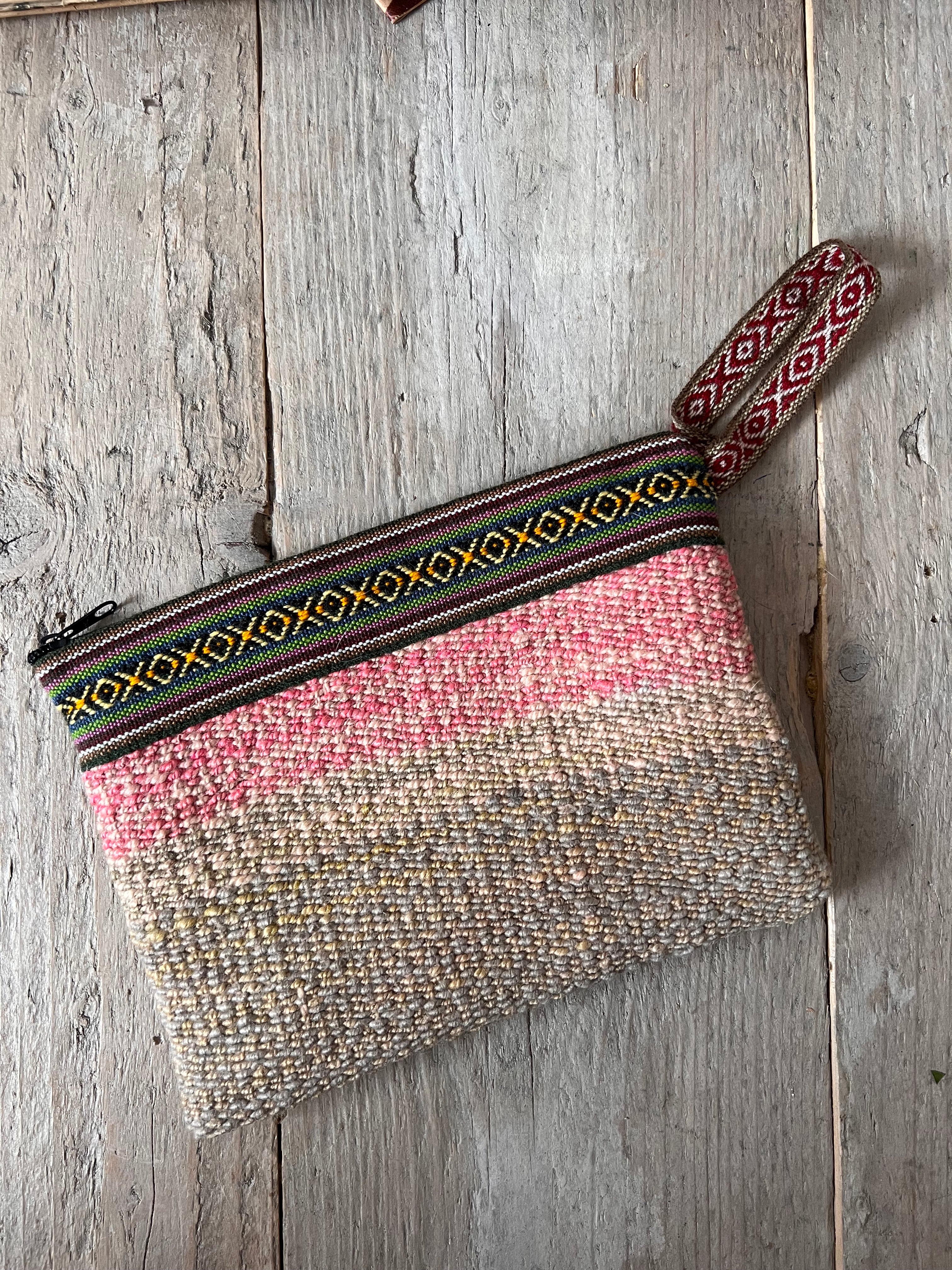 Handgewebte Schminktasche in Pastell