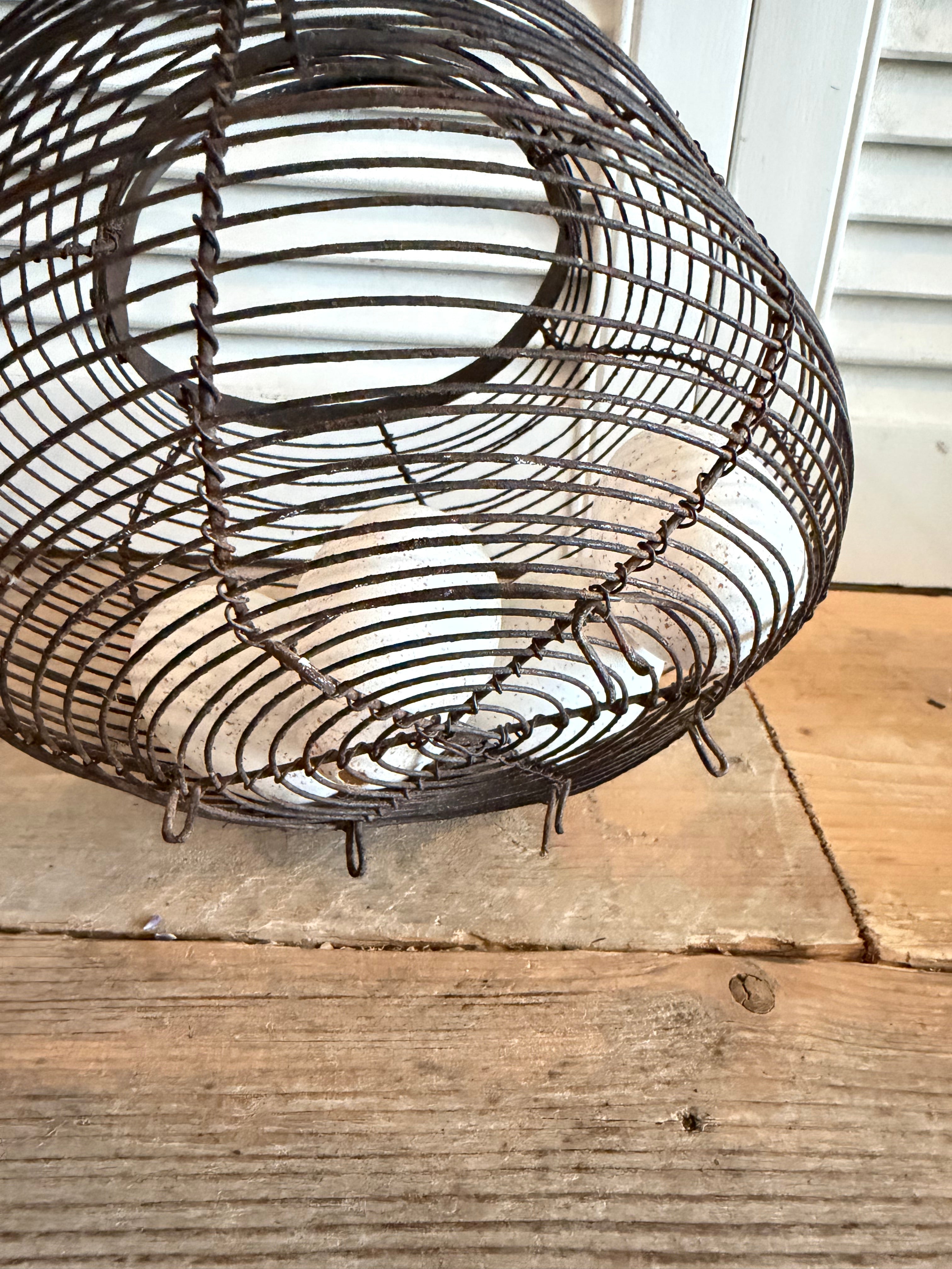 Antiek fil de fer eierenmandje