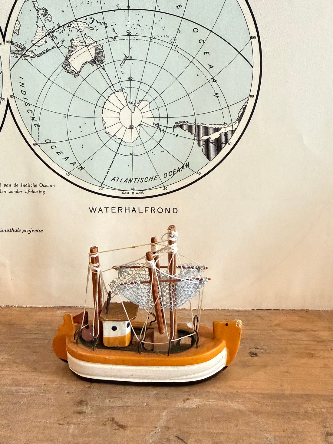 Geel - wit vintage vissersbootje