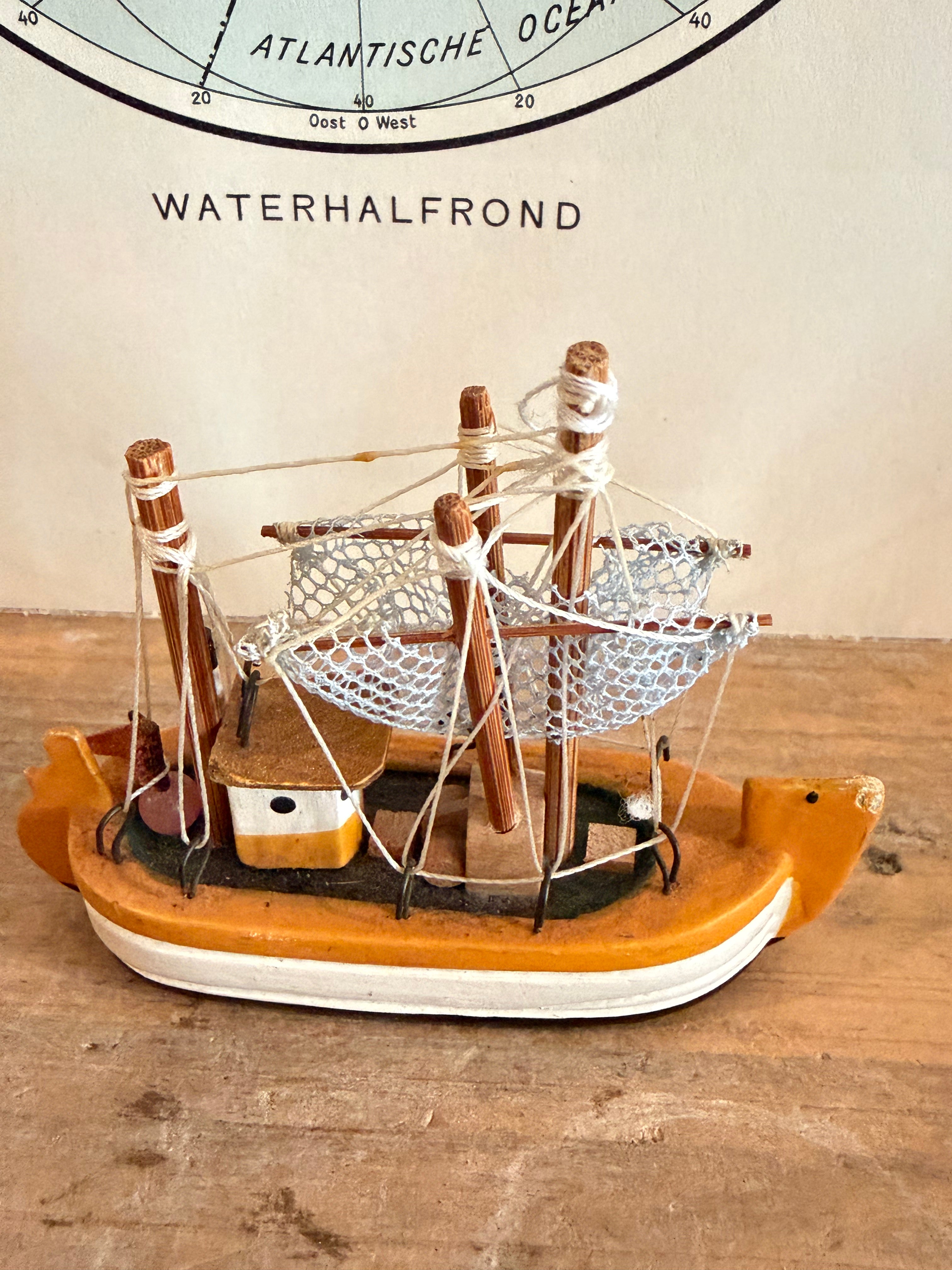 Geel - wit vintage vissersbootje