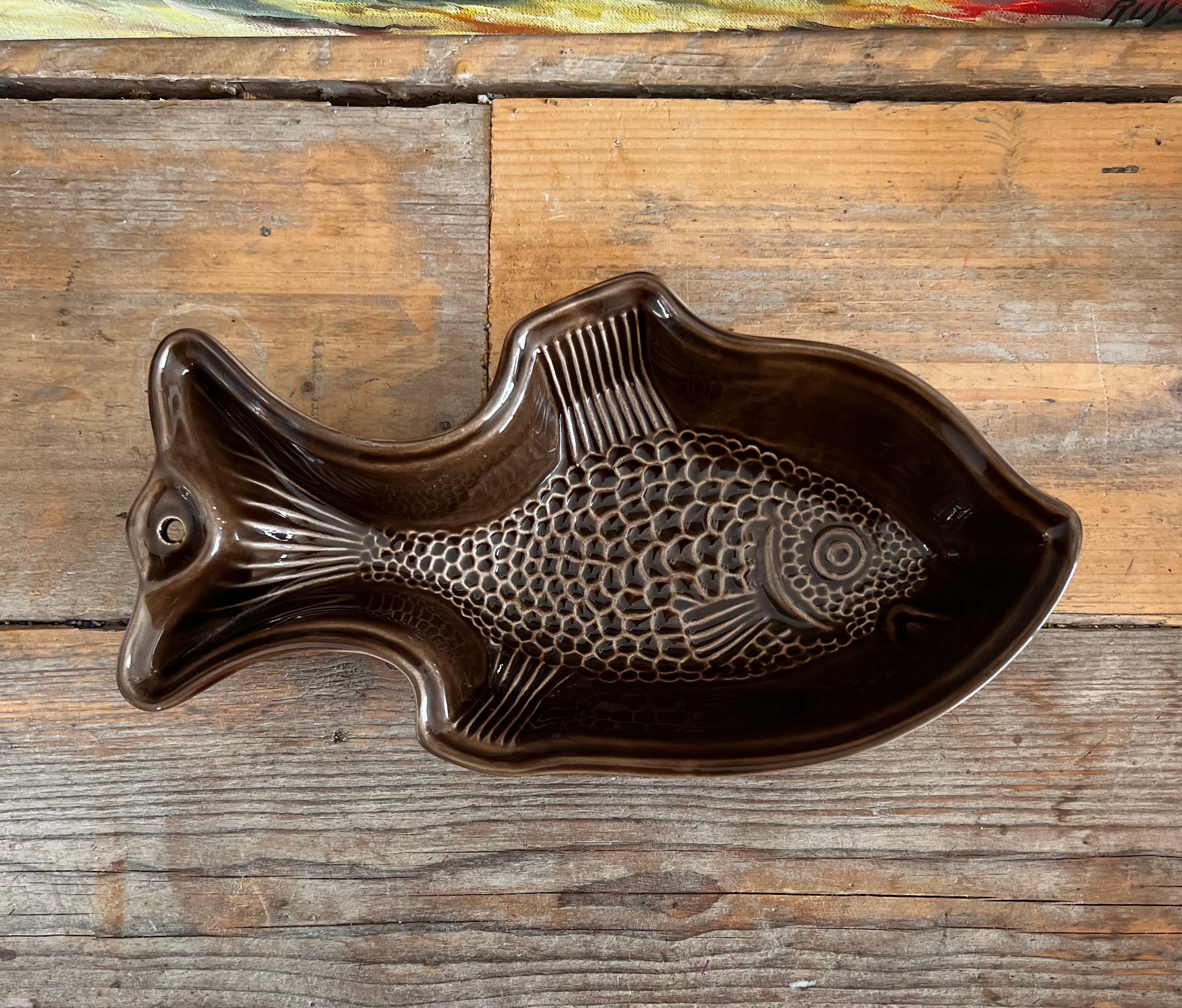  visvormige puddingvorm keramiek, vintage puddingvorm, bruine puddingvorm vis, retro keukendecoratie, keramische puddingvorm, vintage keukengerei, puddingvorm visvorm kopen, wanddecoratie keuken vintage.