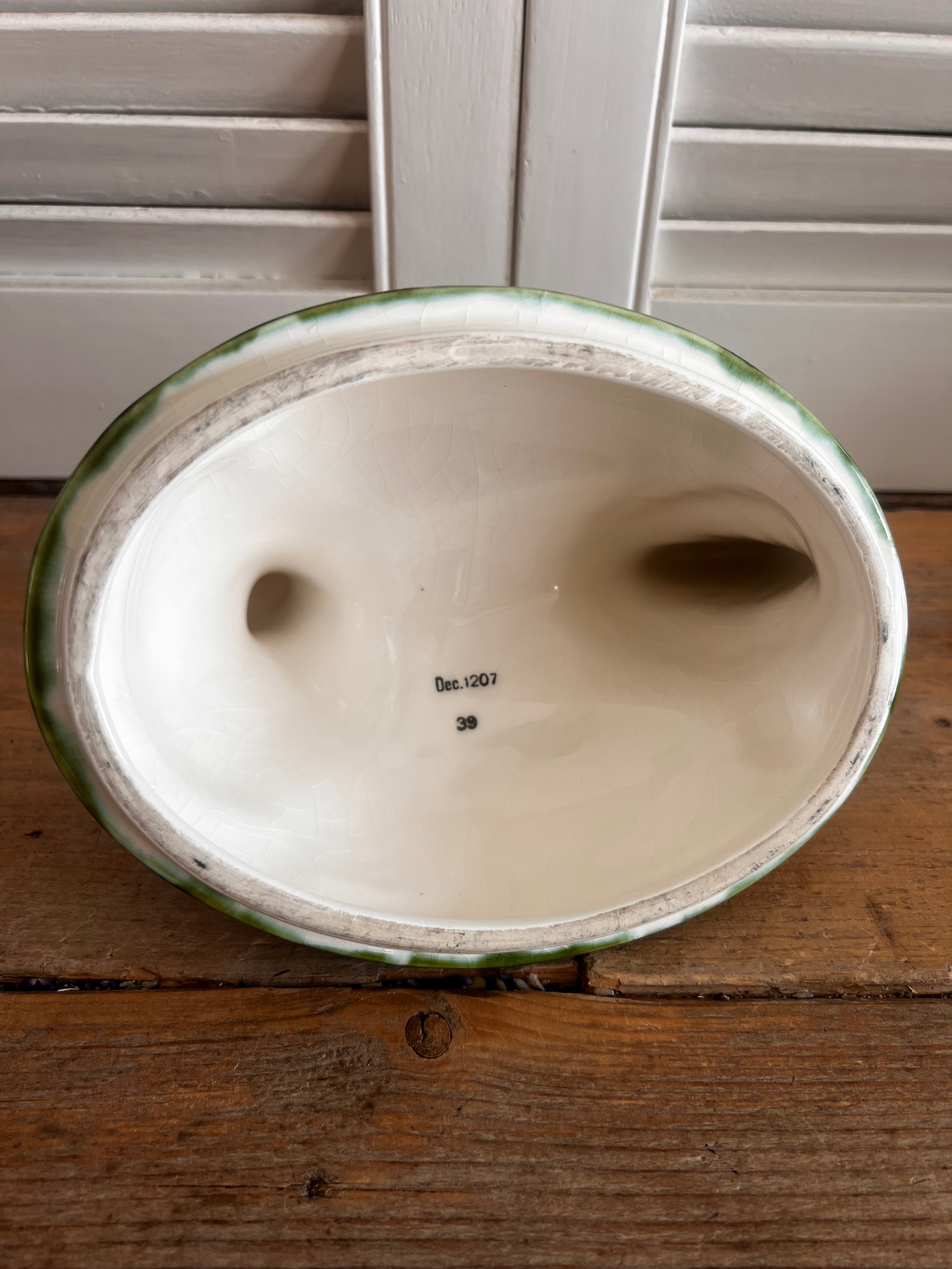 Kleurrijke vintage kip van keramiek