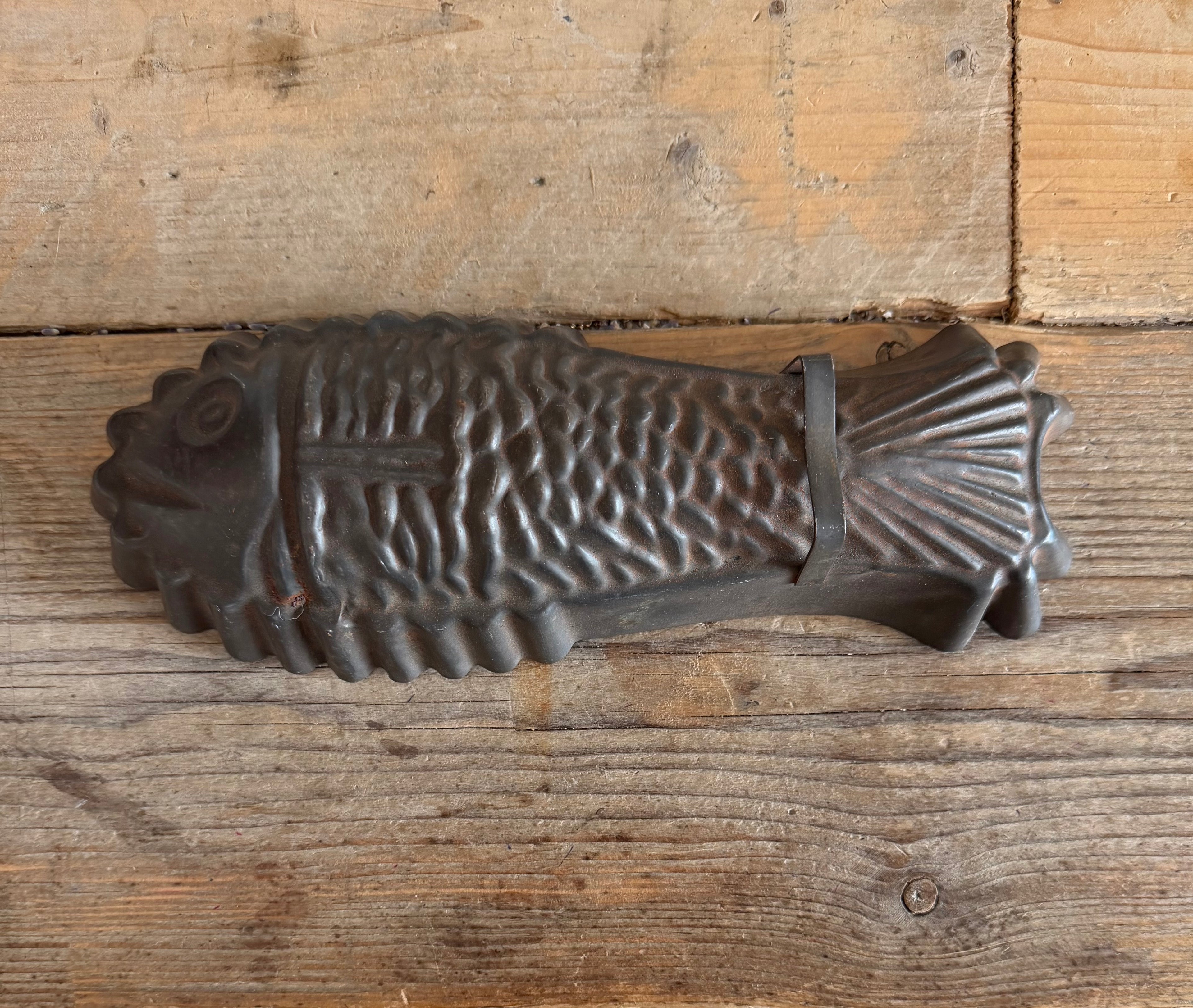 vintage visvorm, metalen bakvorm, brocante keukenaccessoire, landelijke keukendecoratie, Franse brocante, vintage keuken