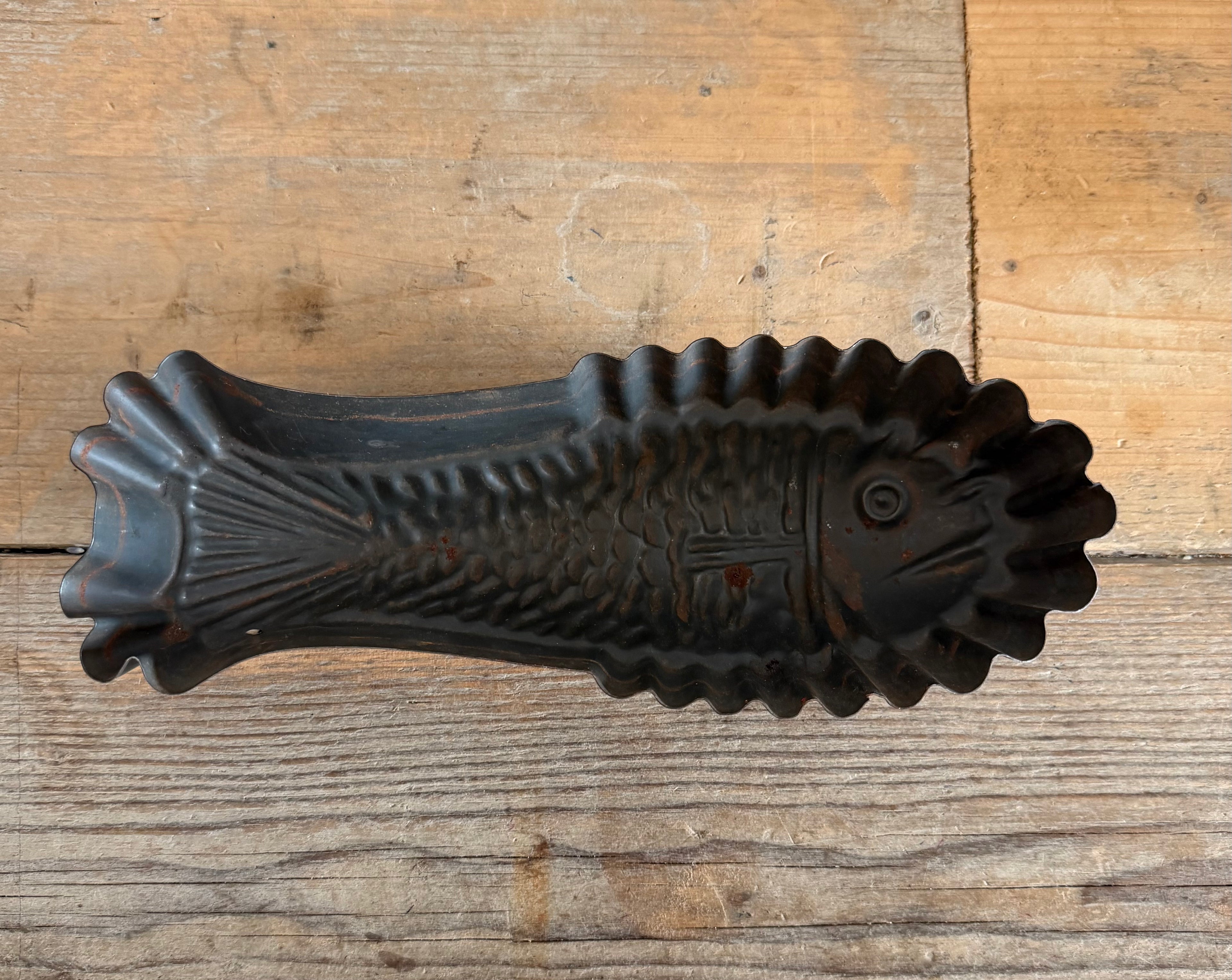 vintage visvorm, metalen bakvorm, brocante keukenaccessoire, landelijke keukendecoratie, Franse brocante, vintage keuken