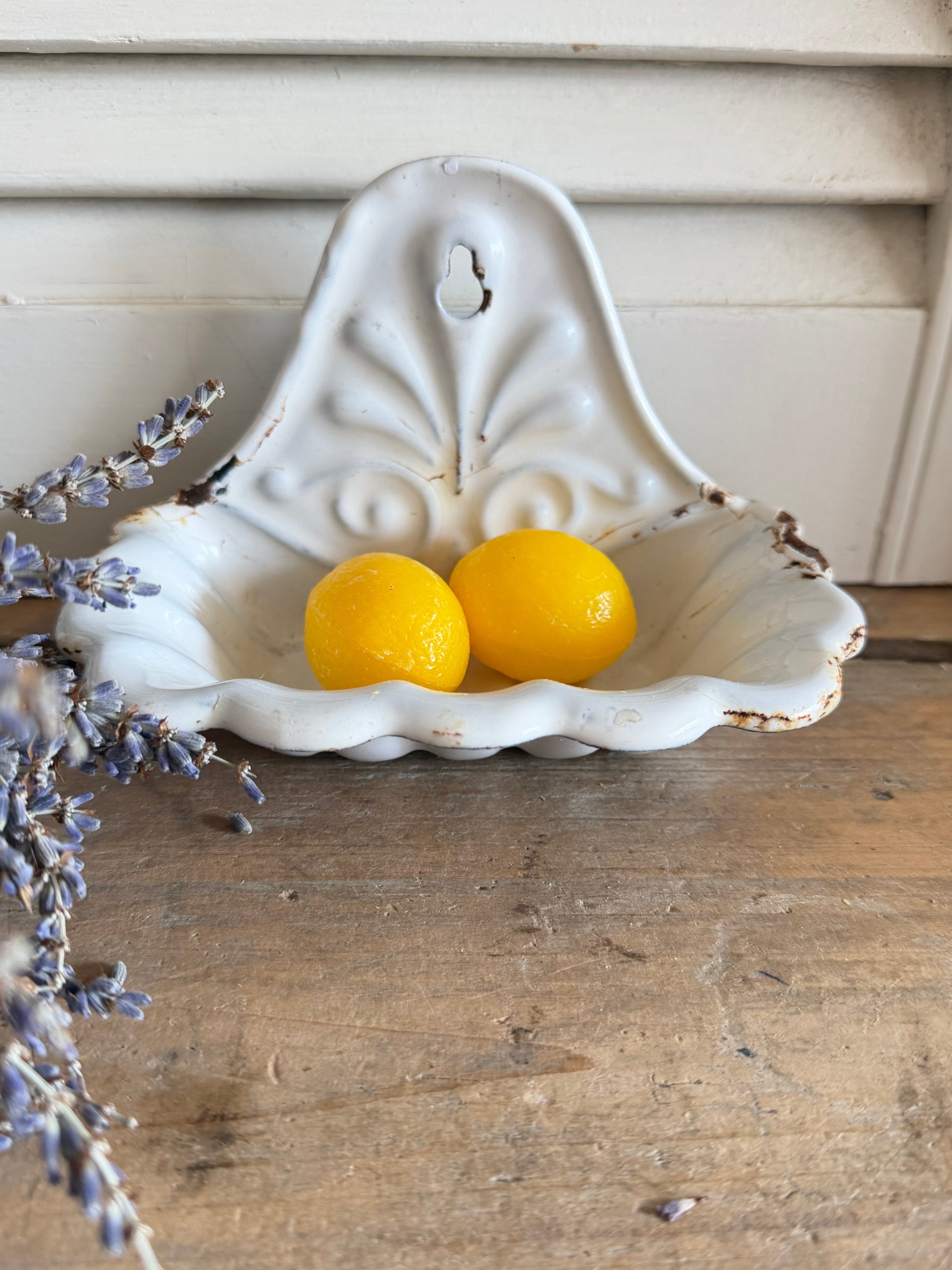 Vintage geemailleerd wandbakje - landelijk keukenaccessoire