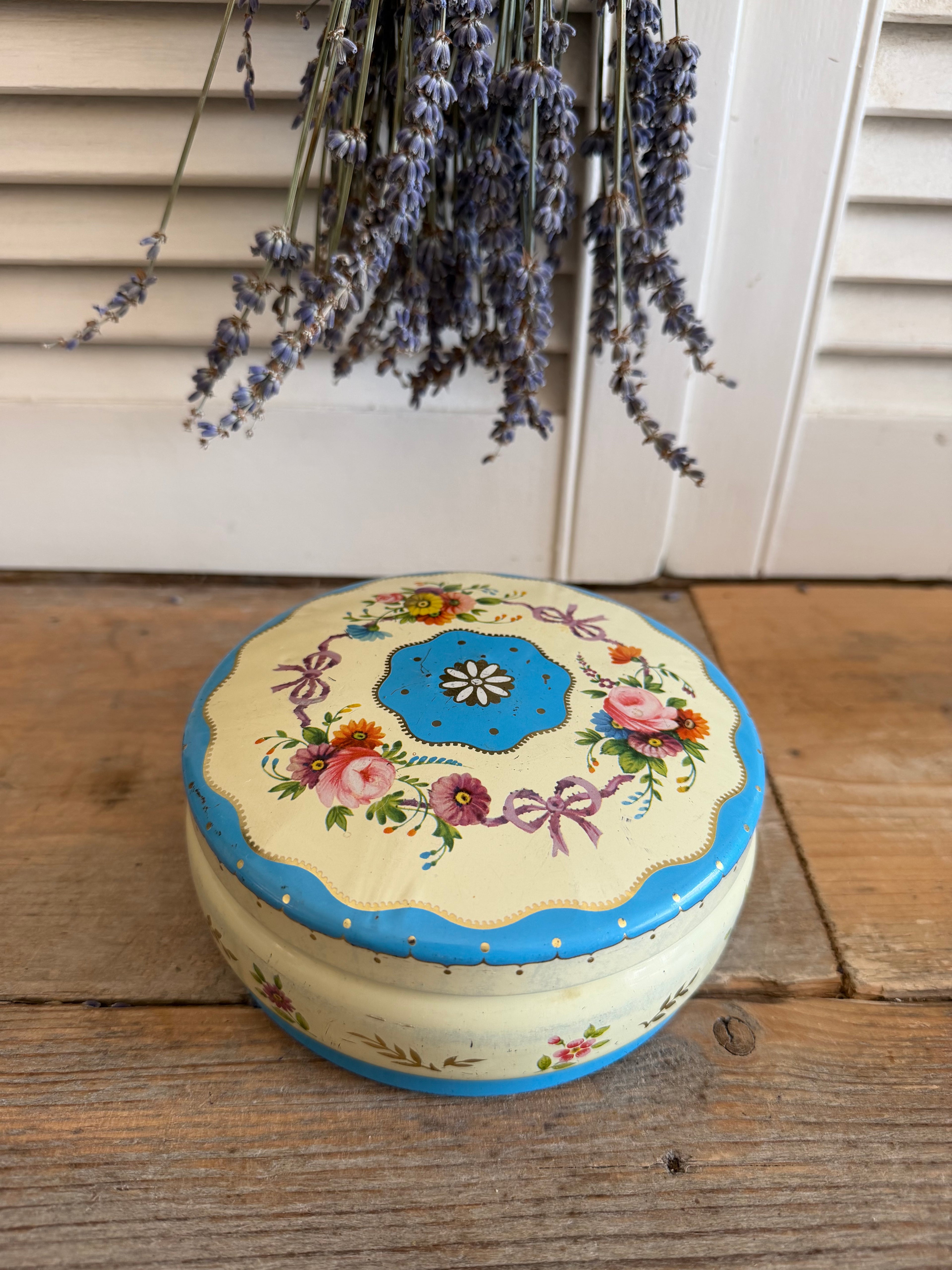Vintage Gray Dunn biscuitblik, Schots koekblik, vintage opbergblik, bloemenblik, romantische keuken, romantische styling, Frans landelijk interieur, Côte d&