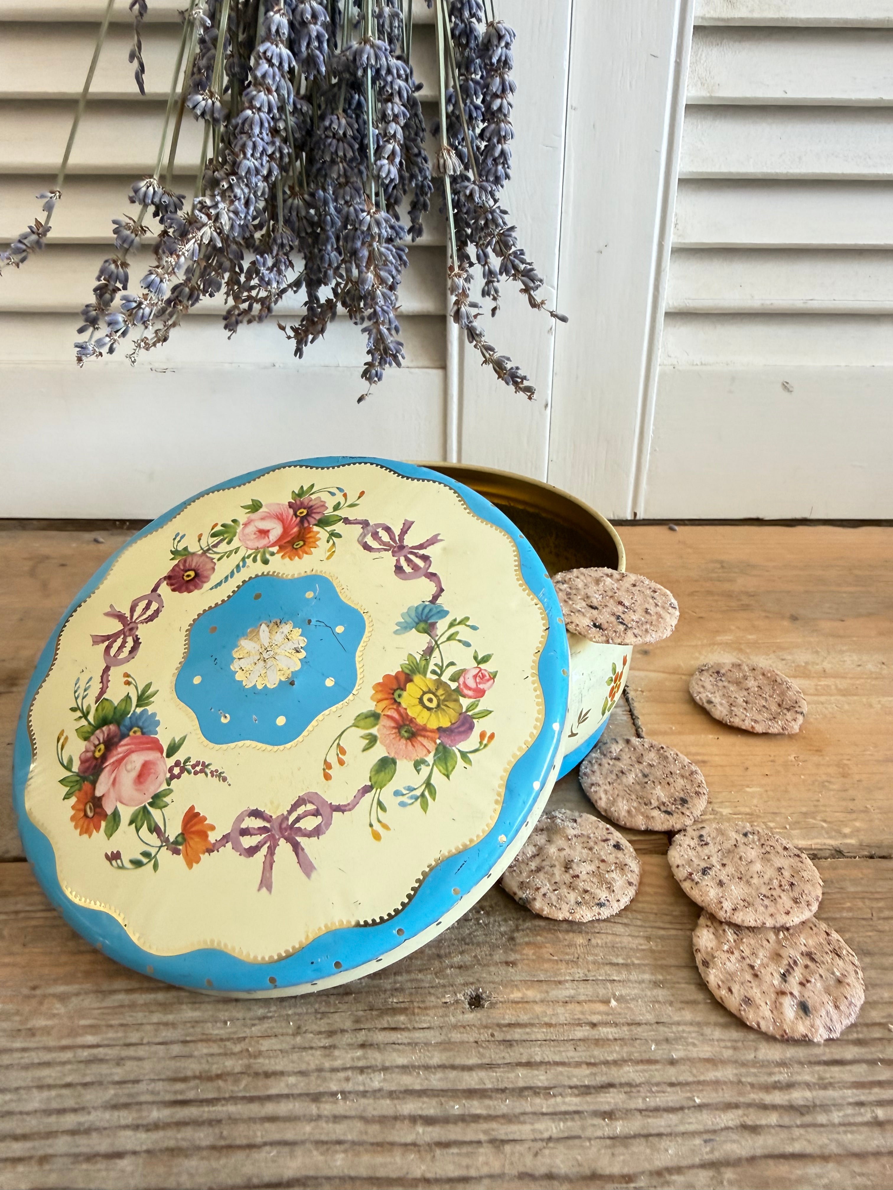Vintage Gray Dunn biscuitblik, Schots koekblik, vintage opbergblik, bloemenblik, romantische keuken, romantische styling, Frans landelijk interieur, Côte d&