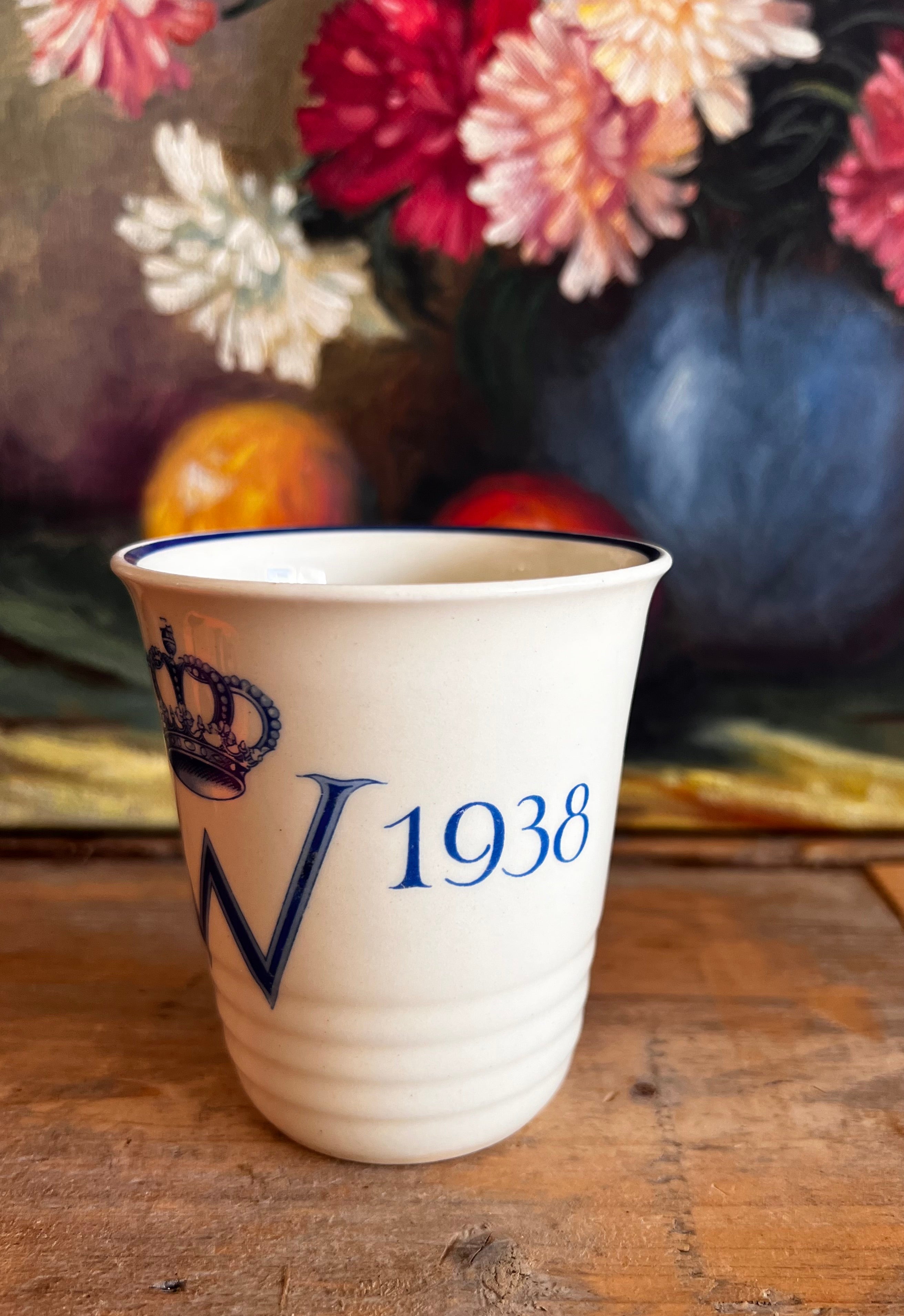  gedenkbeker Wilhelmina 1938, aardewerk gedenkbeker, vintage gedenkbeker Nederland, historisch collectorsitem, Wilhelmina memorabilia, keramische gedenkbeker, Nederlandse historie souvenir, antiek aardewerk