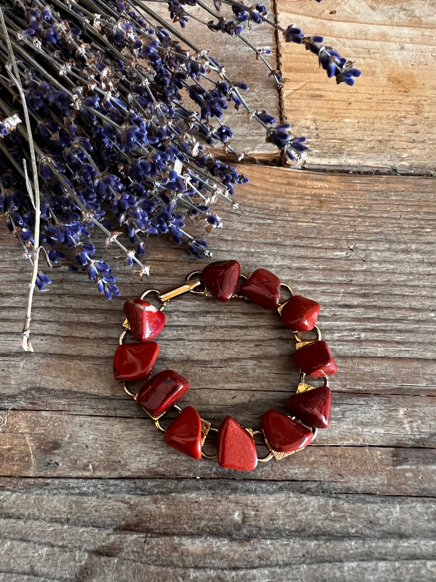 vintage armband rode jaspis, edelsteen armband vintage, rode jaspis werking, spirituele sieraden rode jaspis, beschermende edelsteen armband, unieke vintage sieraden, edelsteen sieraden met betekenis.