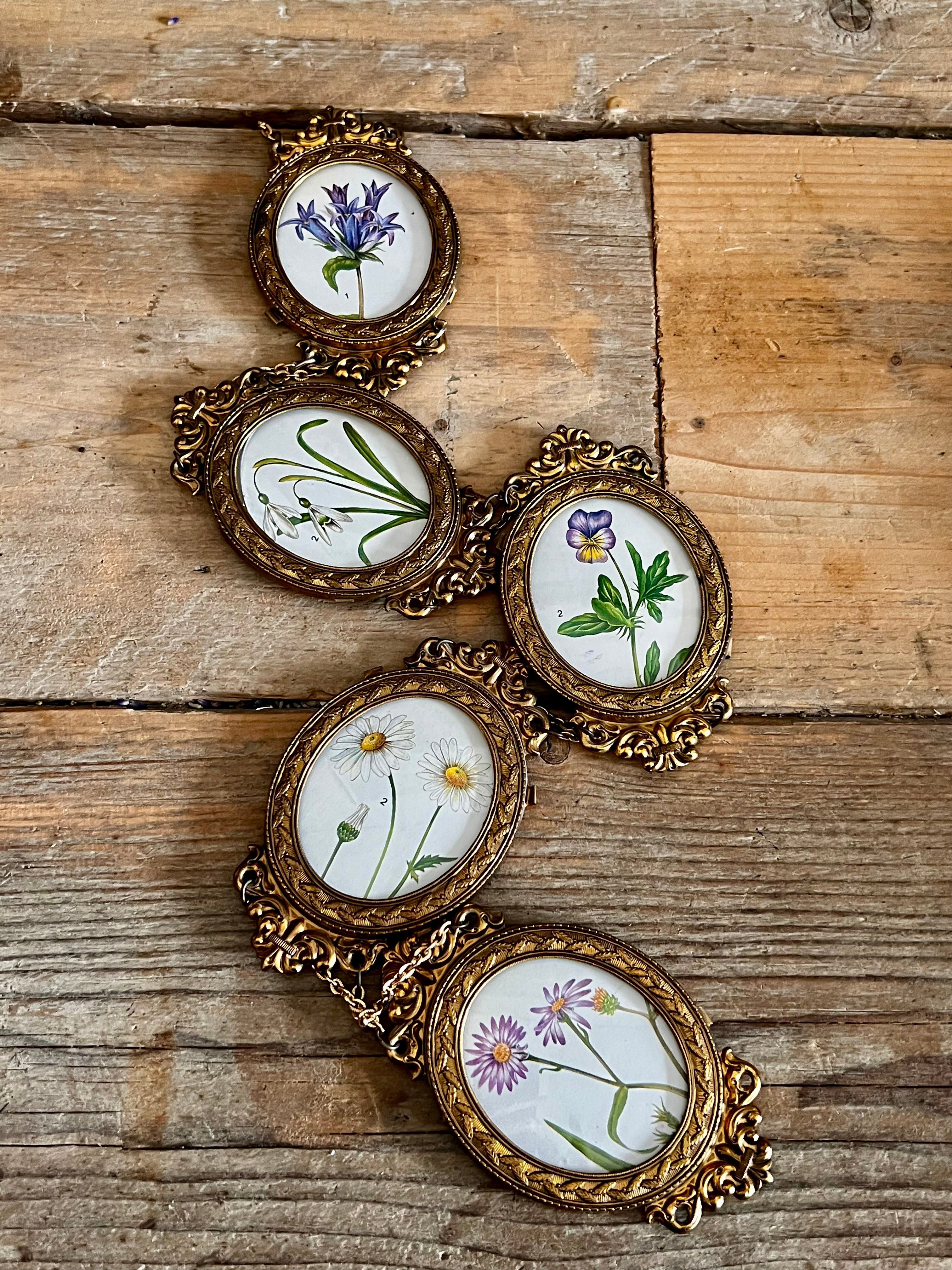  goudkleurige kettinglijstjes, vintage fotolijstjes jaren 70, ovale fotolijsten aan elkaar, retro wanddecoratie, kettinglijst voor foto’s, jaren 80 fotolijstjes, vintage fotopresentatie, decoratieve fotolijstjes